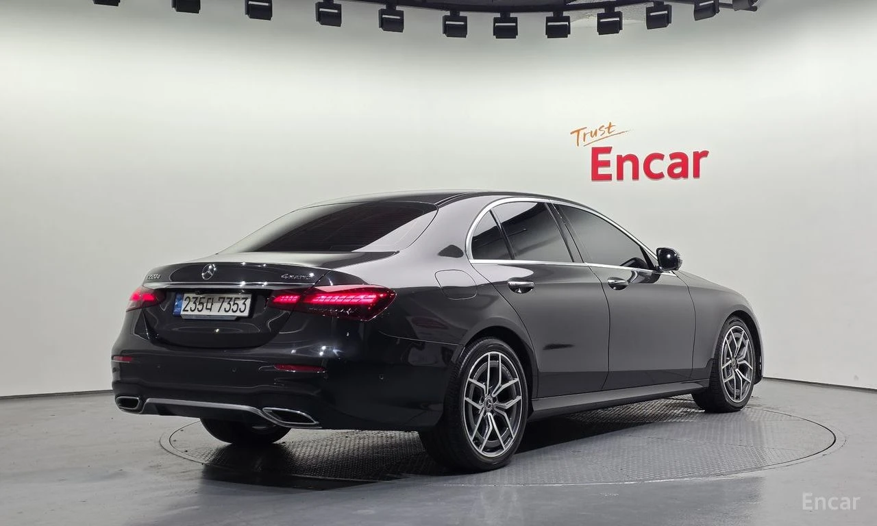 Mercedes-Benz E 220 4MATIC* AMG* LINE* ДИСТРОНИК* 360КАМЕРА* ХЕДЪП* , снимка 2 - Автомобили и джипове - 56140670