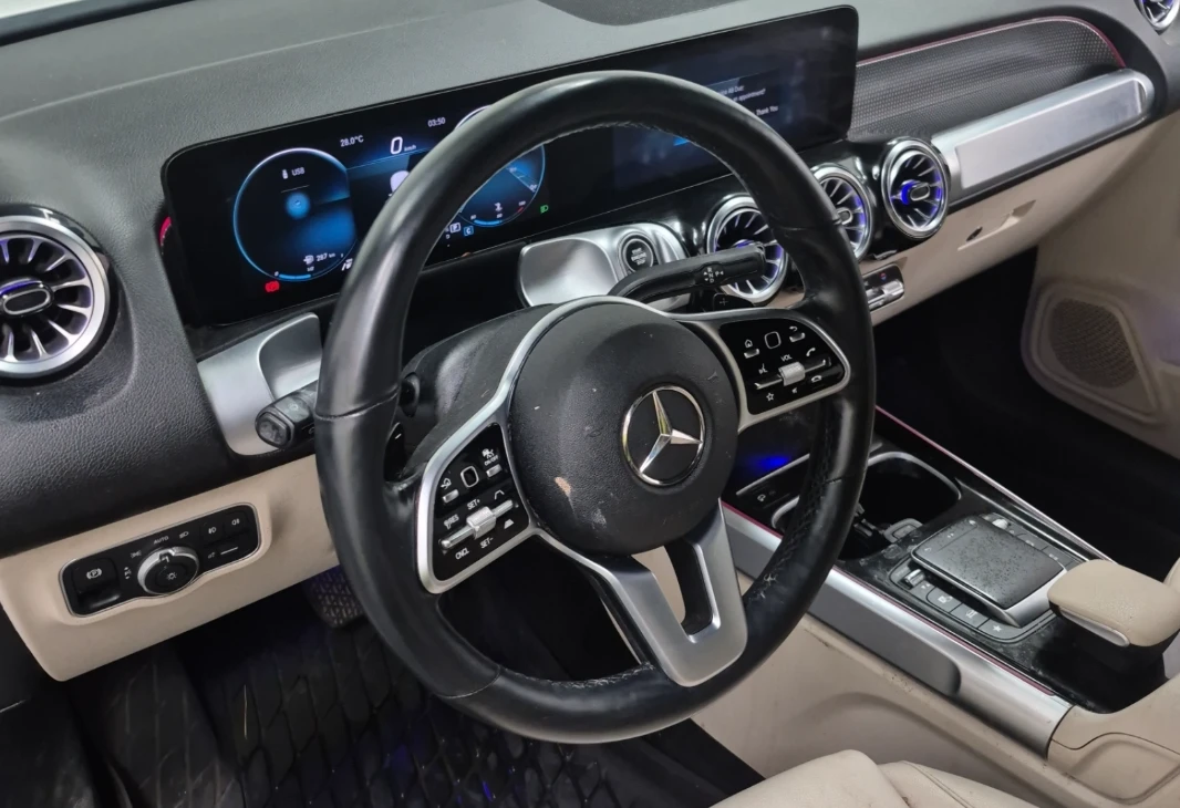 Mercedes-Benz GLB 250 * Подгрев* Pano* Distronic* LED* , снимка 8 - Автомобили и джипове - 55467199
