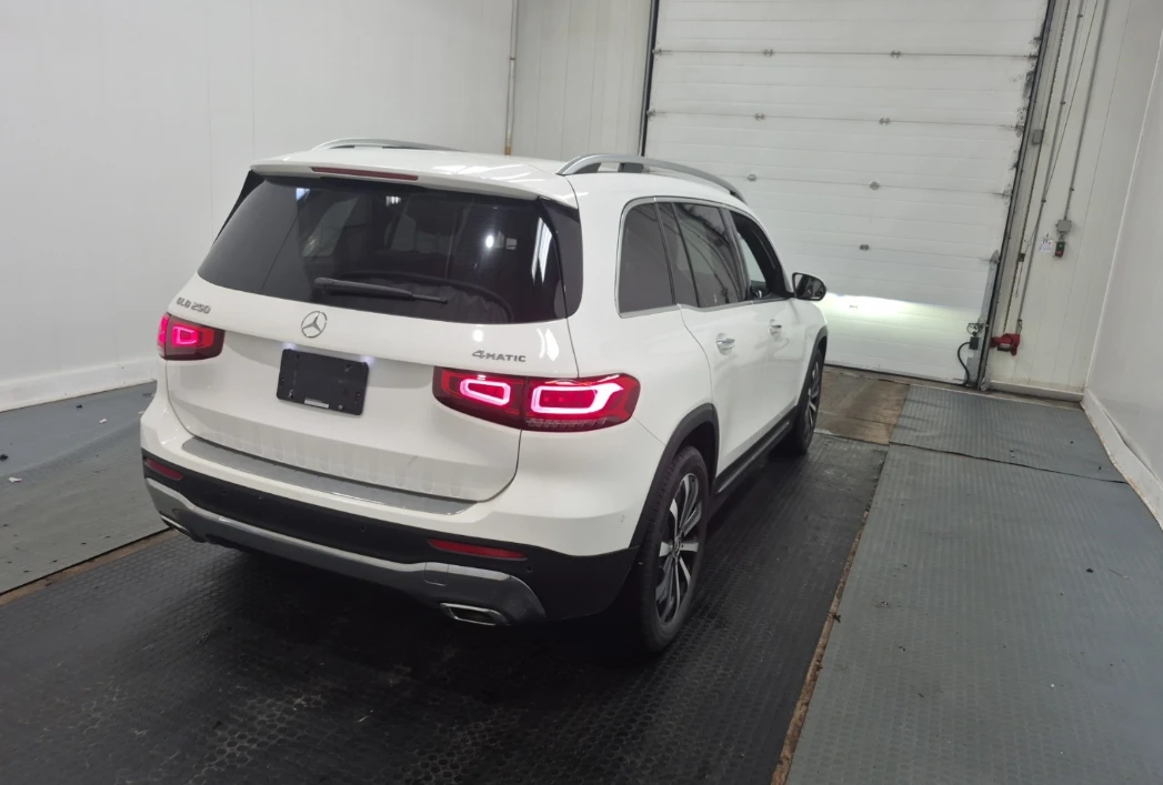 Mercedes-Benz GLB 250 * Подгрев* Pano* Distronic* LED* , снимка 4 - Автомобили и джипове - 55467199