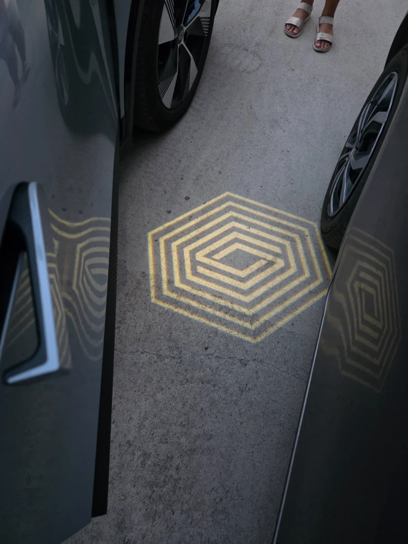 Renault Megane E-tech, Гаранция/22KW/Камера/Distronic, снимка 7 - Автомобили и джипове - 53032717