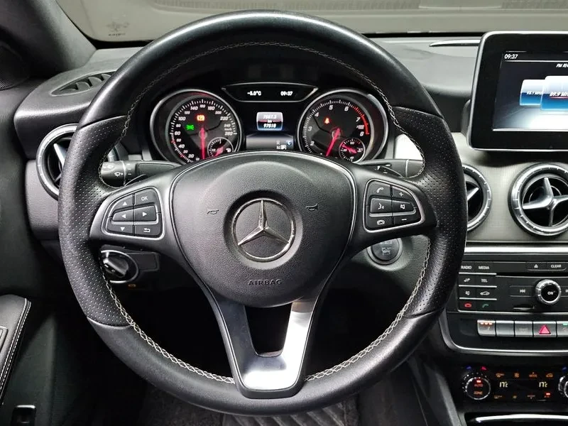 Mercedes-Benz CLA 2.5, снимка 15 - Автомобили и джипове - 54287720