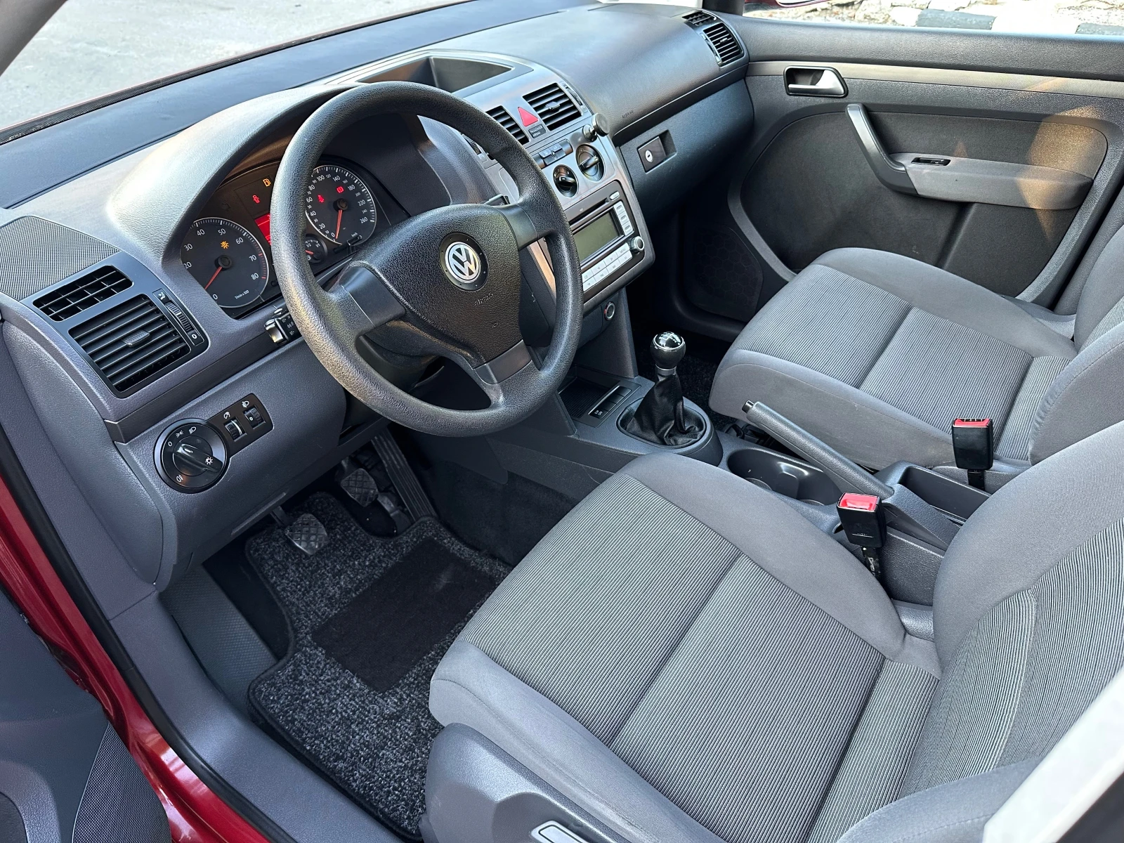 VW Touran 1.6i 102к.с. 7места - изображение 10
