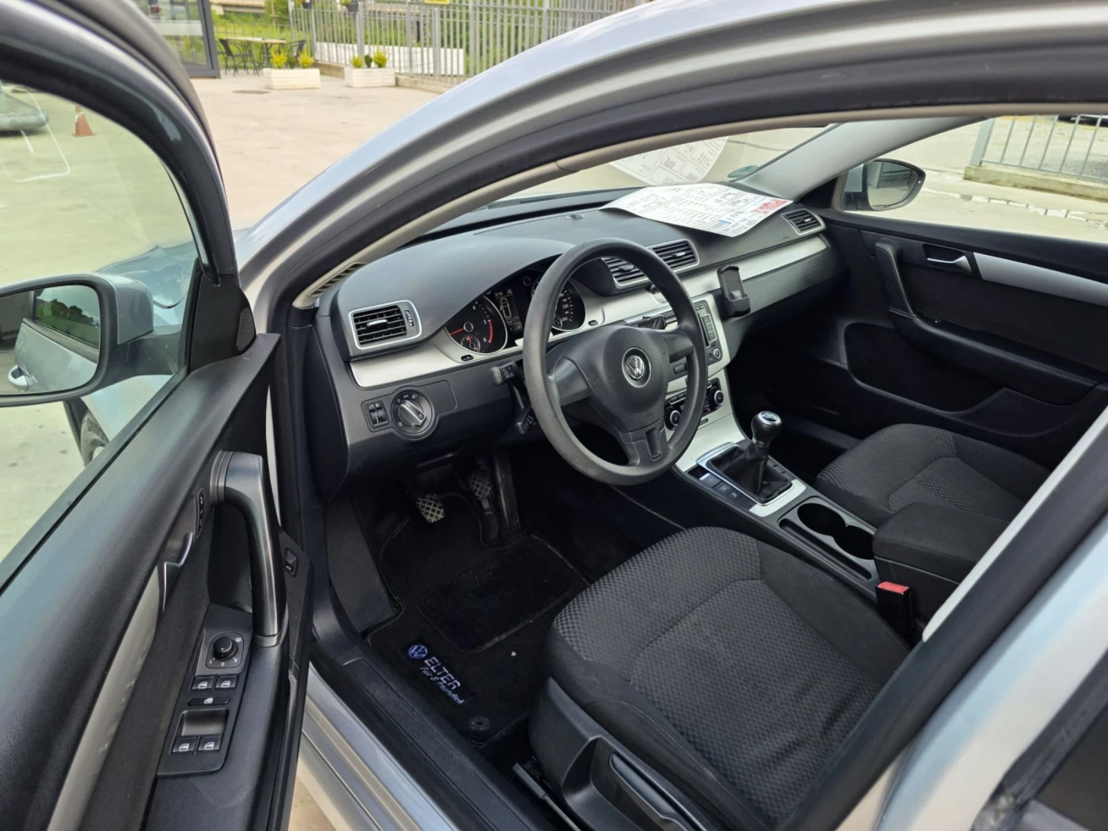 VW Passat 1.6, снимка 9 - Автомобили и джипове - 54548829