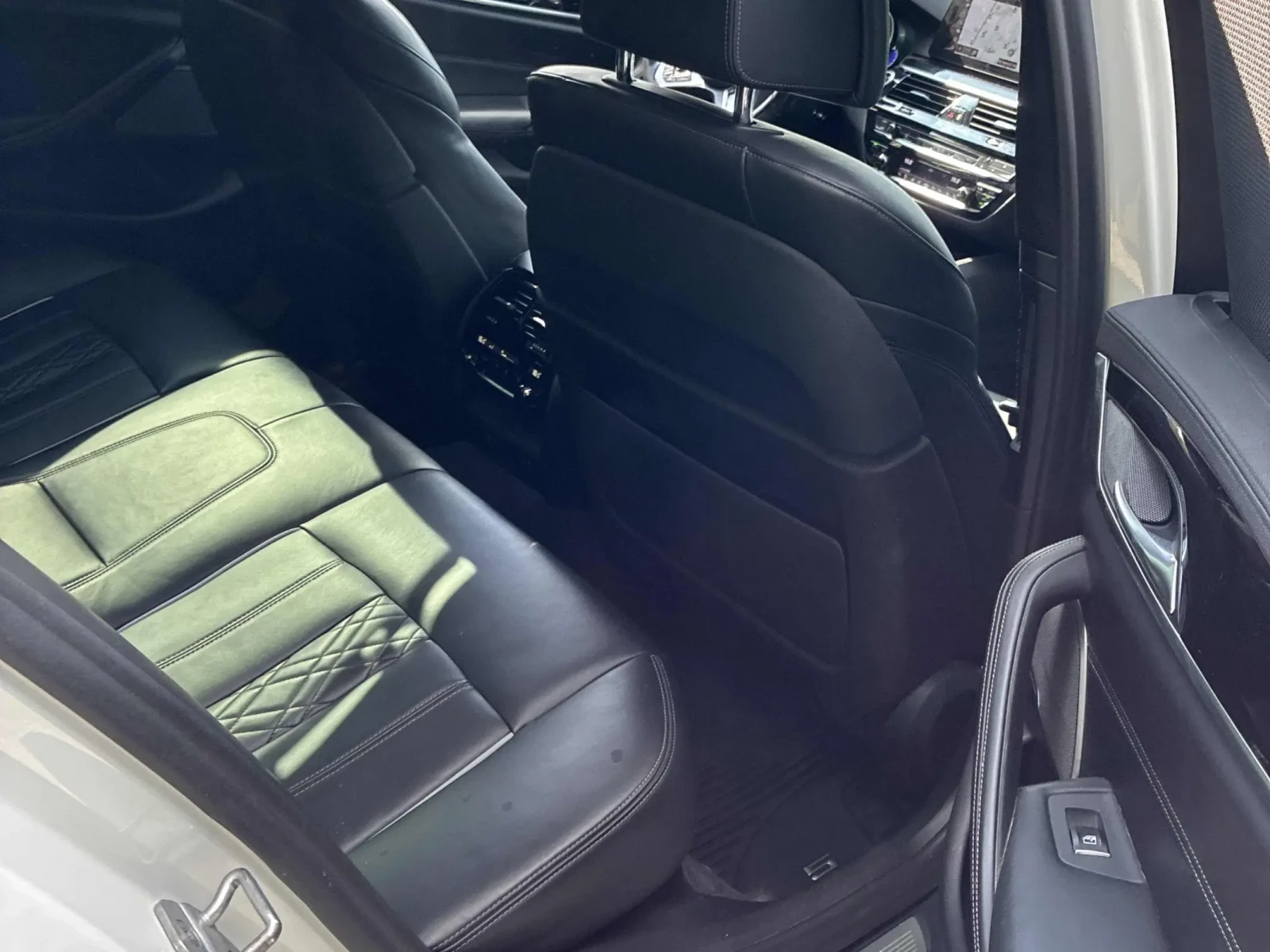 BMW 550 M550i xDrive/ПОДГРЕВИ/ОБДУХВАНЕ/ПАНОРАМА, снимка 10 - Автомобили и джипове - 55120241