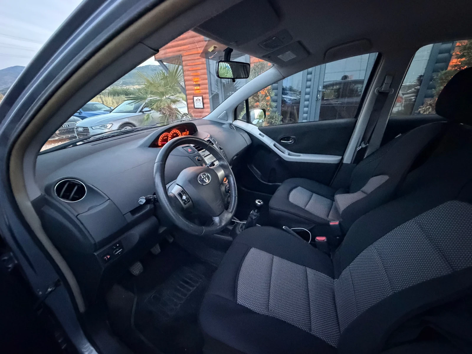 Toyota Yaris Безупречна!, снимка 9 - Автомобили и джипове - 56226170