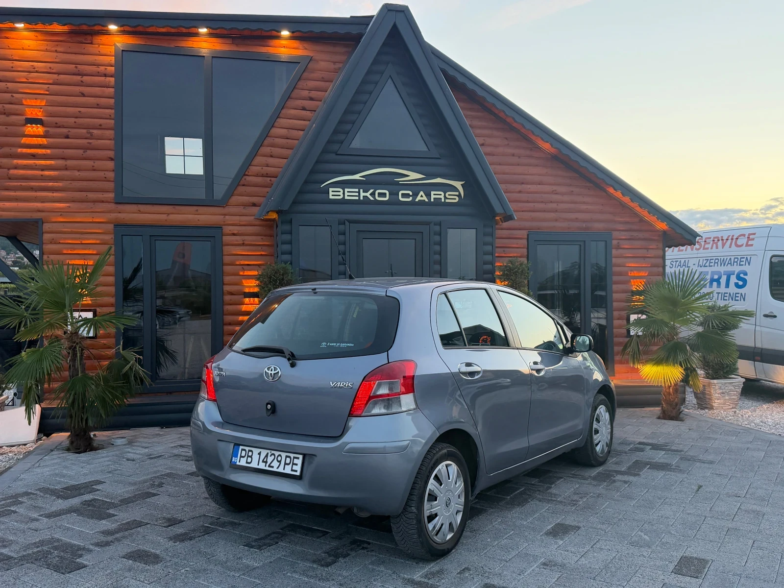 Toyota Yaris Безупречна!, снимка 4 - Автомобили и джипове - 56226170
