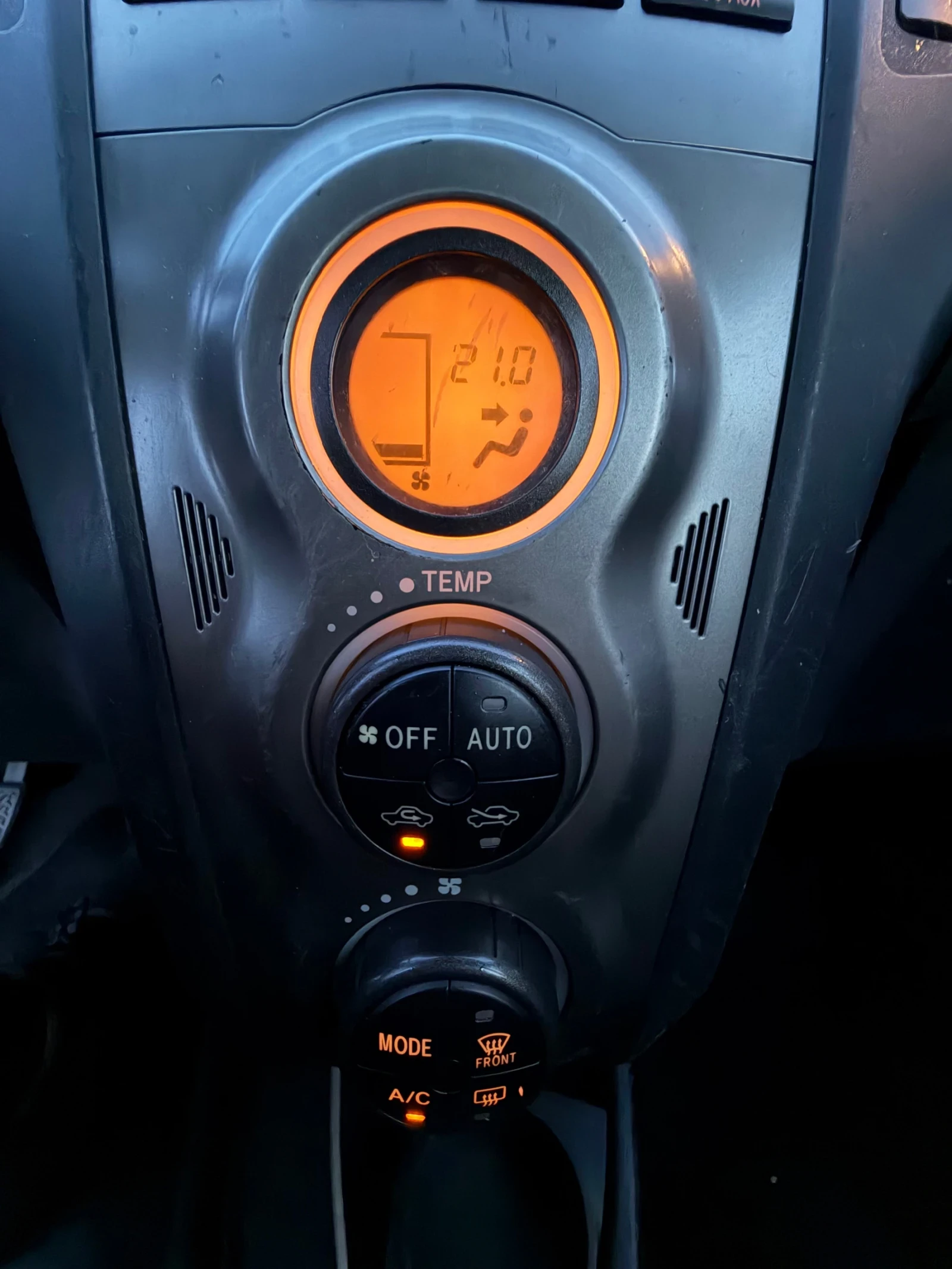 Toyota Yaris Безупречна!, снимка 11 - Автомобили и джипове - 56226170