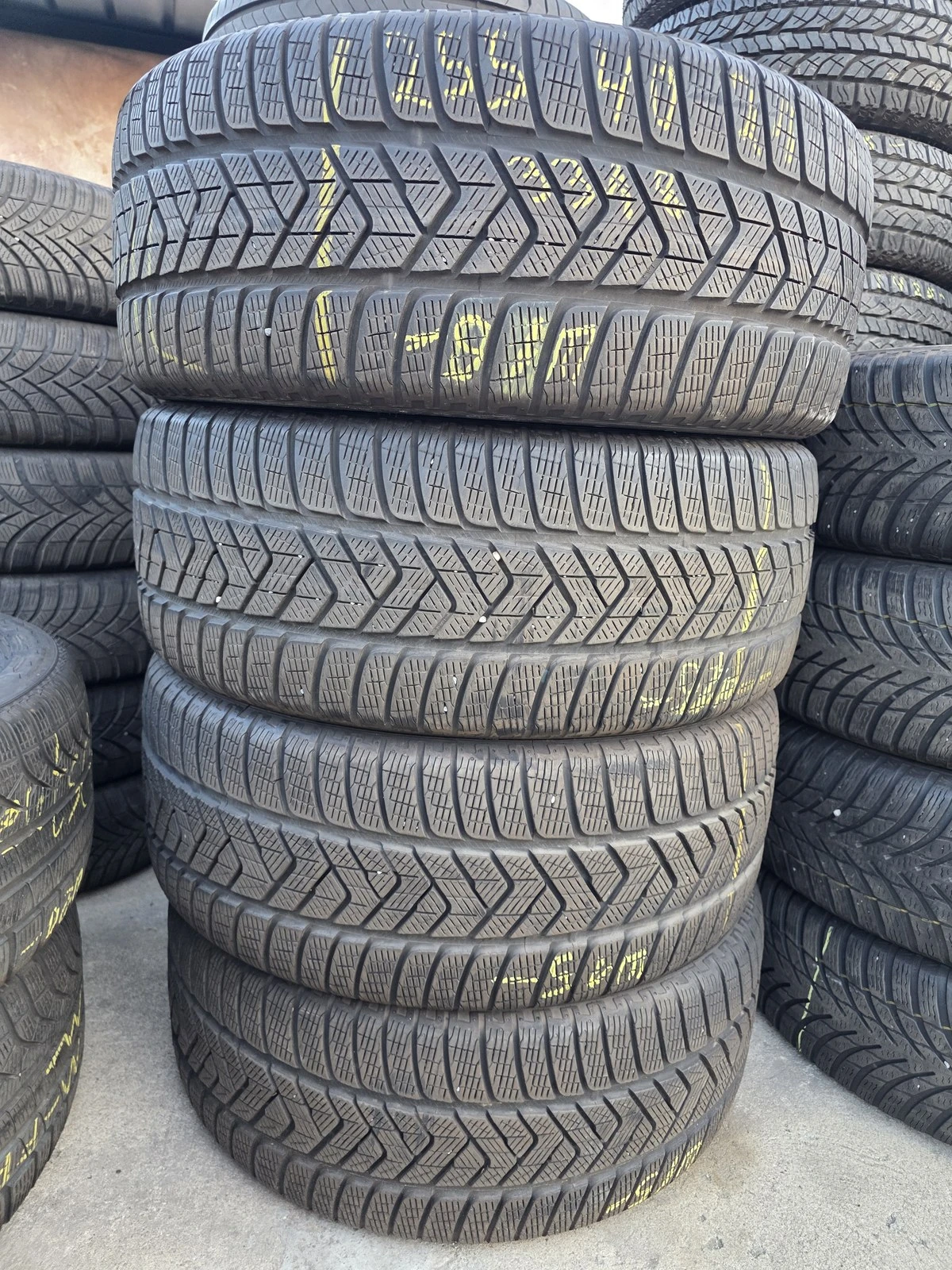 Гуми Зимни 255/40R21, снимка 5 - Гуми и джанти - 56664405