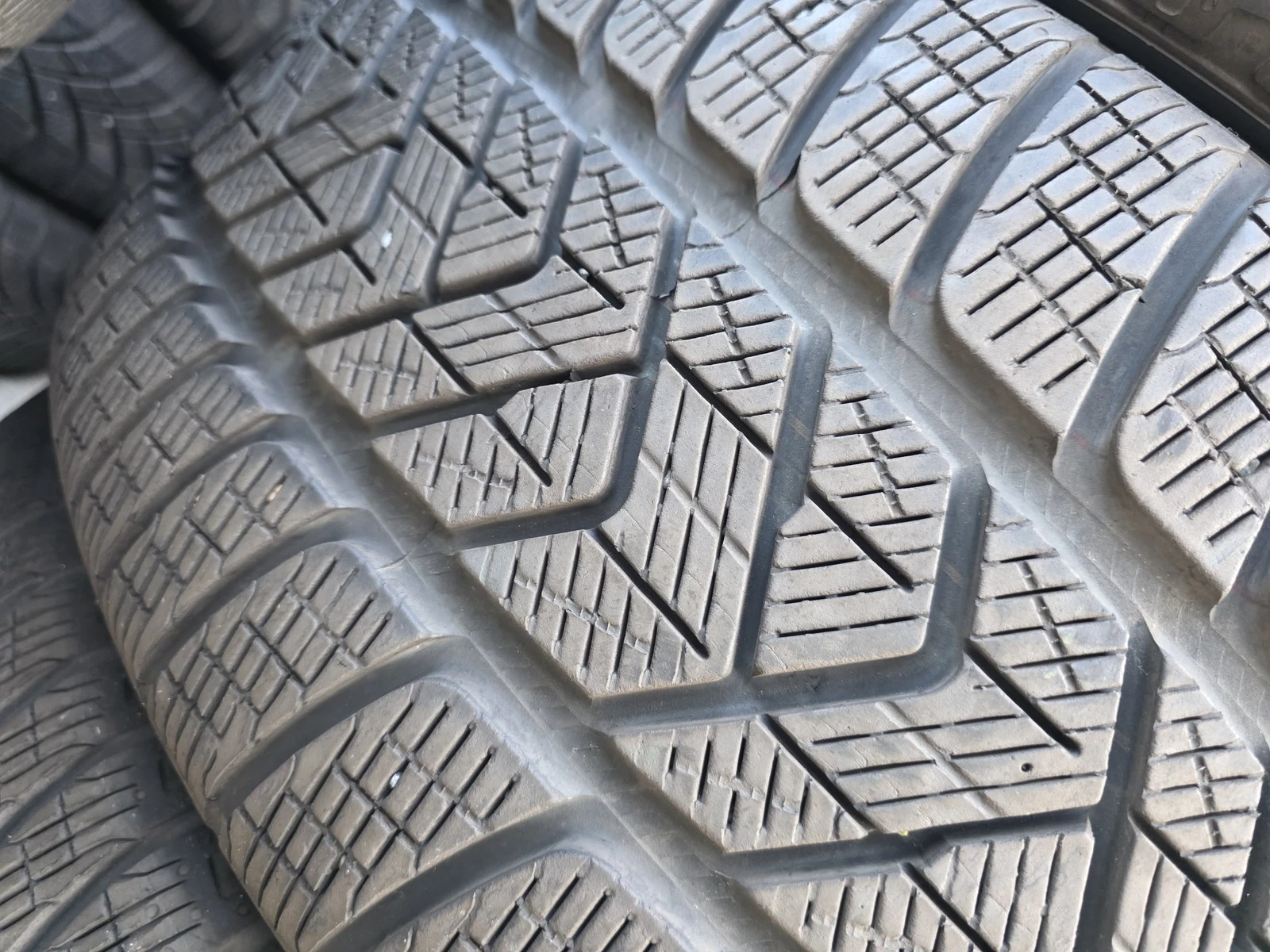 Гуми Зимни 255/40R21, снимка 7 - Гуми и джанти - 56664405