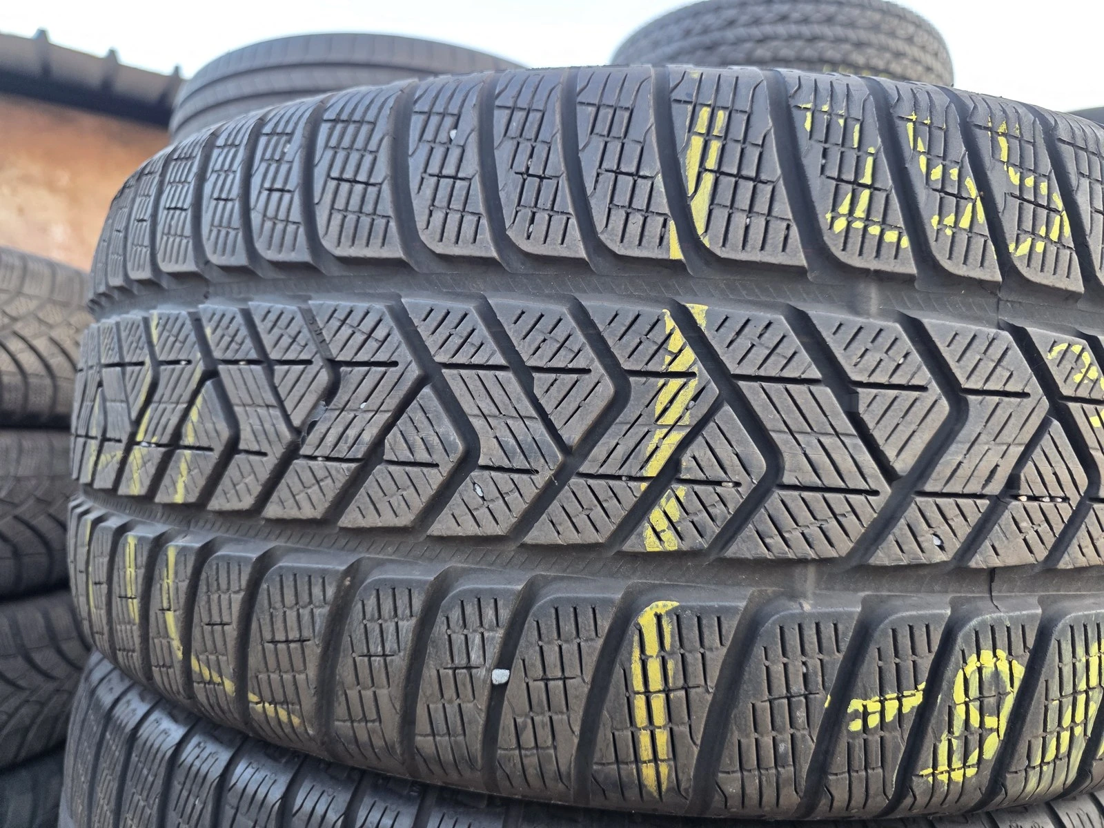 Гуми Зимни 255/40R21