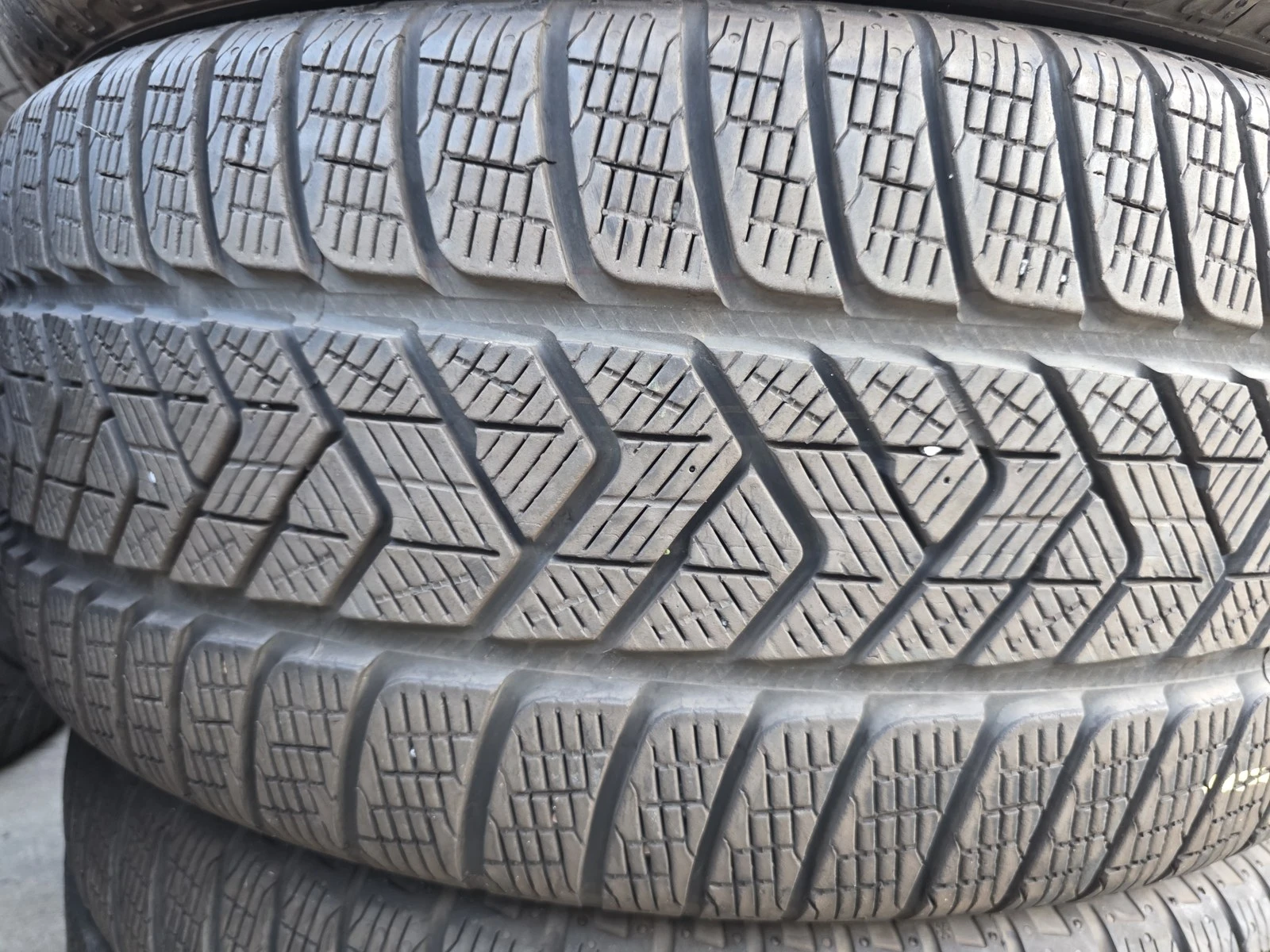 Гуми Зимни 255/40R21, снимка 3 - Гуми и джанти - 56664405