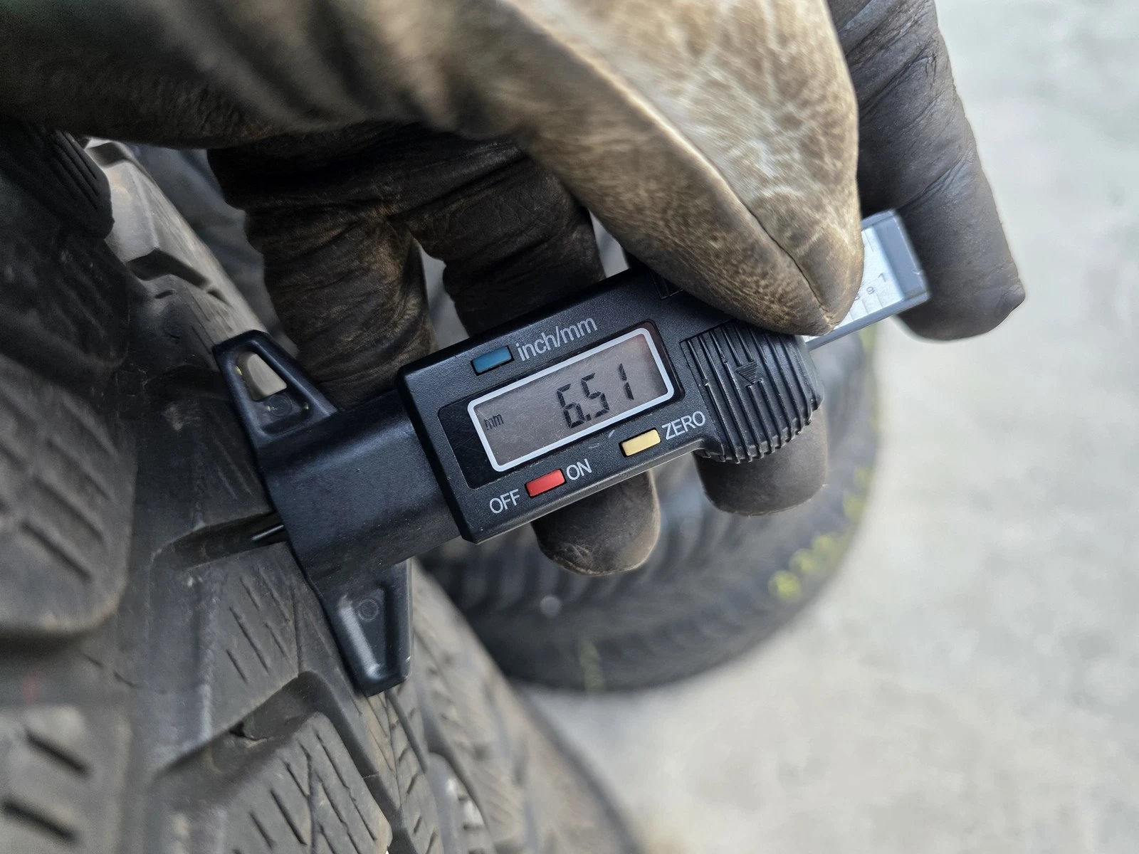 Гуми Зимни 255/40R21, снимка 8 - Гуми и джанти - 56664405