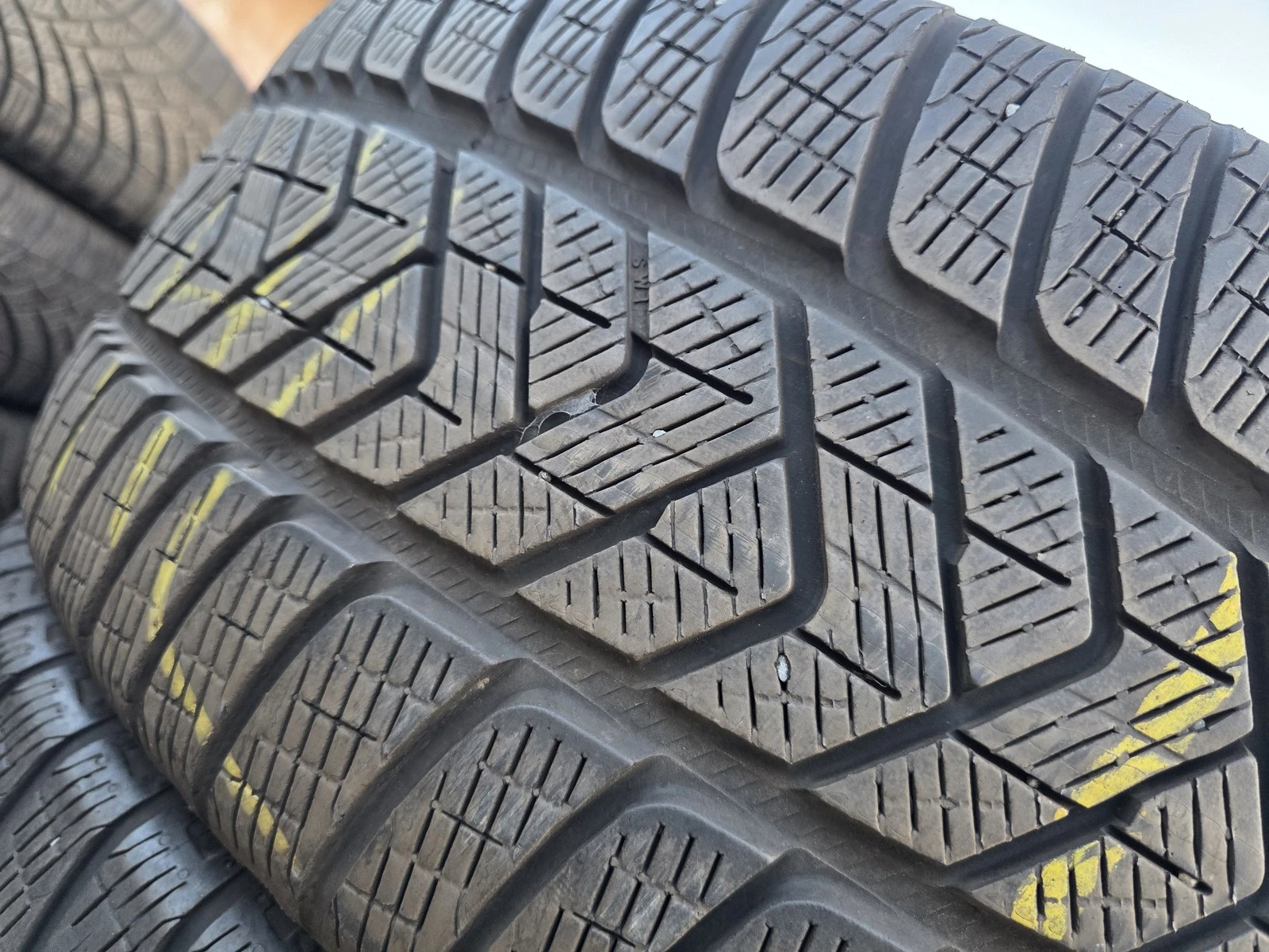 Гуми Зимни 255/40R21, снимка 6 - Гуми и джанти - 56664405