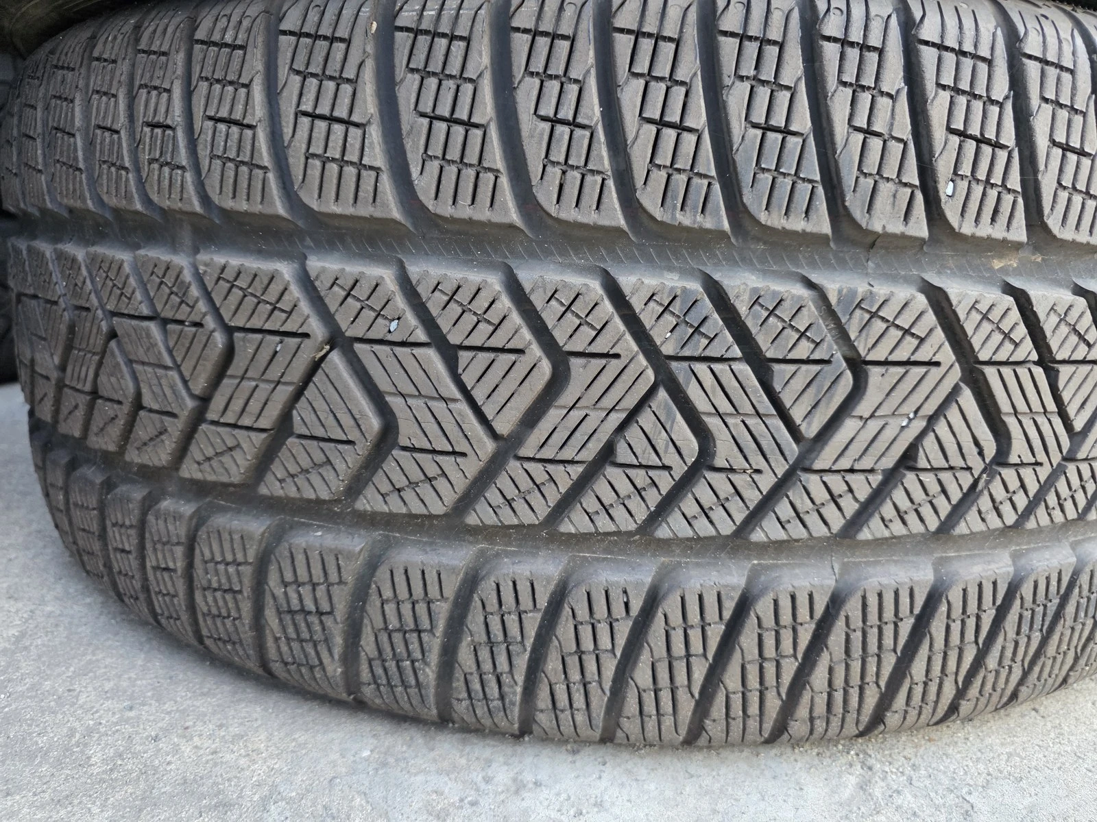 Гуми Зимни 255/40R21, снимка 4 - Гуми и джанти - 56664405