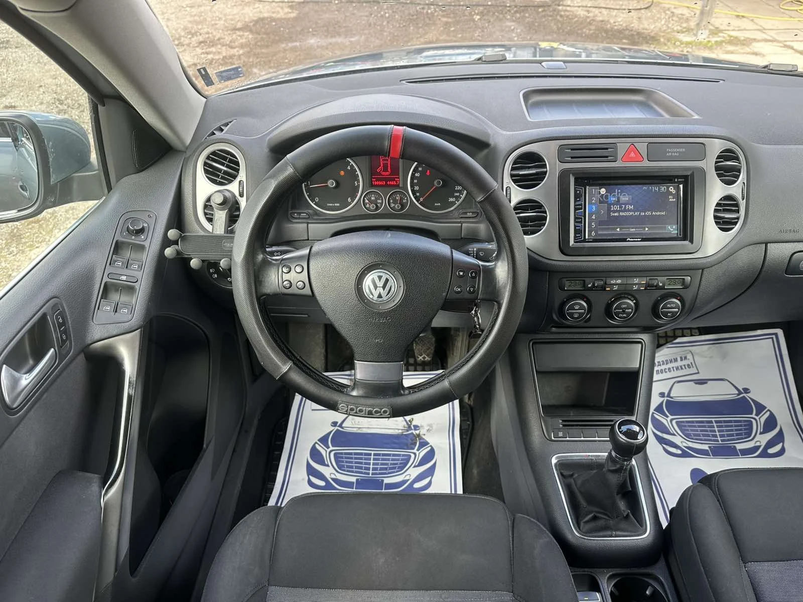 VW Tiguan 2.0TDI 4Motion Oбслужен, снимка 11 - Автомобили и джипове - 53994013