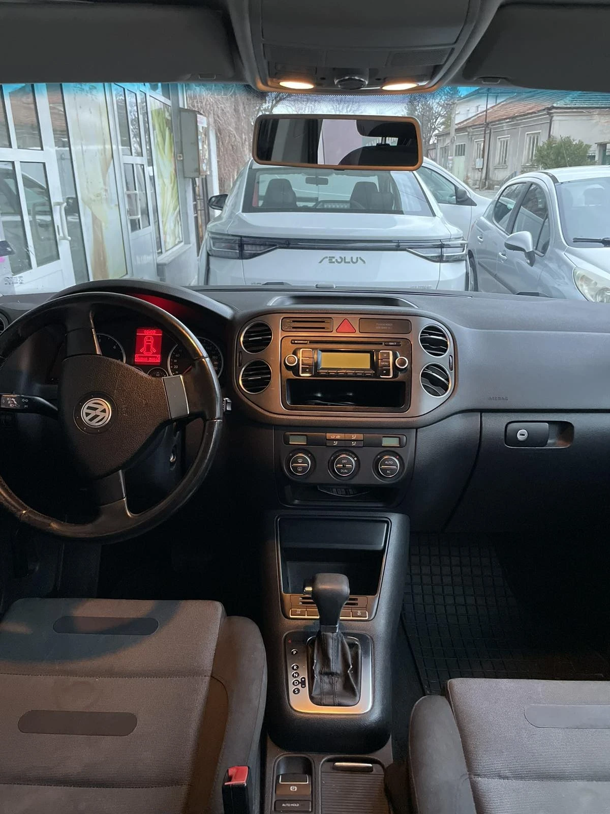 VW Tiguan, снимка 6 - Автомобили и джипове - 54009524