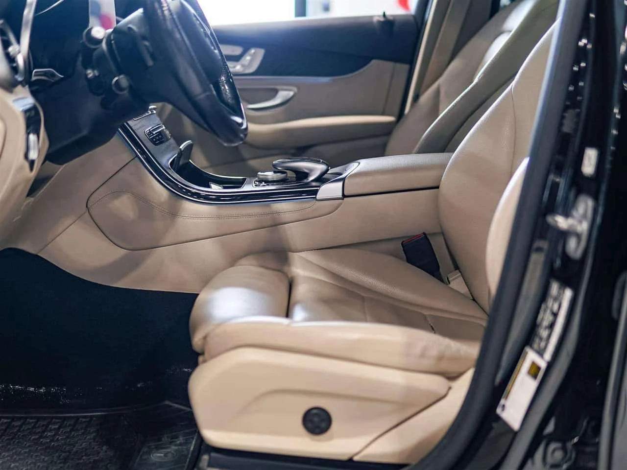 Mercedes-Benz GLC 300 4MATIC | AMG | NAV | PANO | LTHR | NO ACCIDE | Mobile.bg � ����������� 10