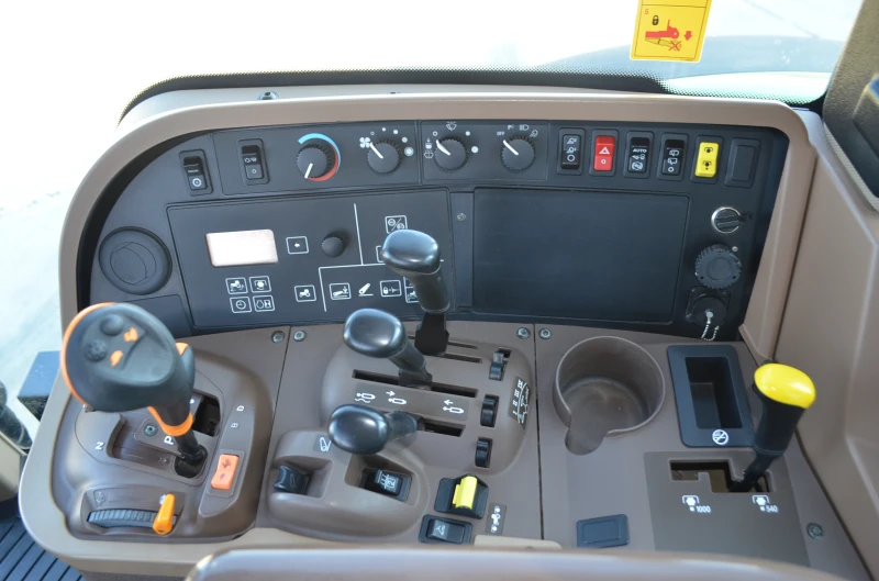 Трактор John Deere 7820, снимка 10 - Селскостопанска техника - 52017965