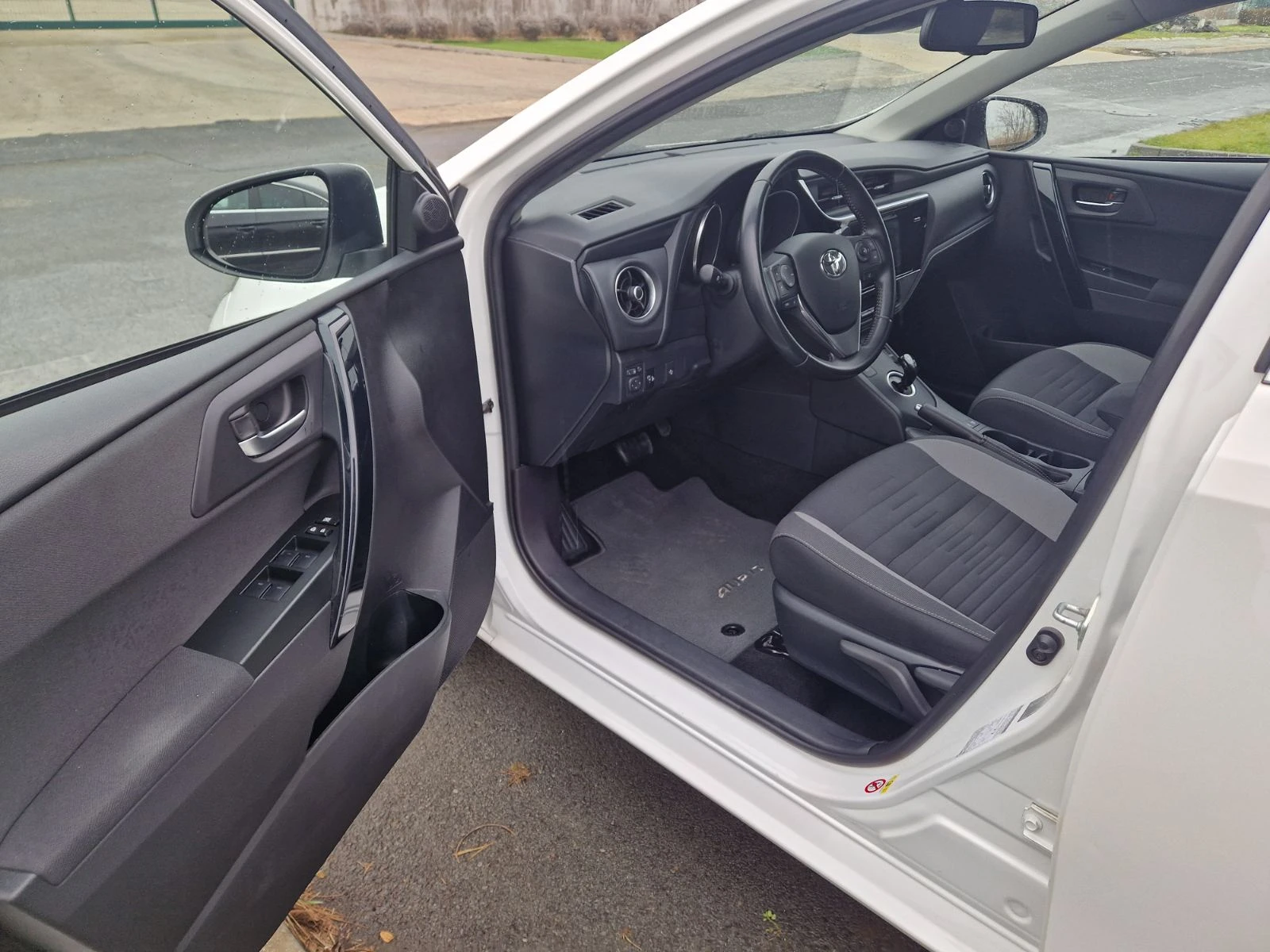 Toyota Auris Design Edition, снимка 9 - Автомобили и джипове - 53829415