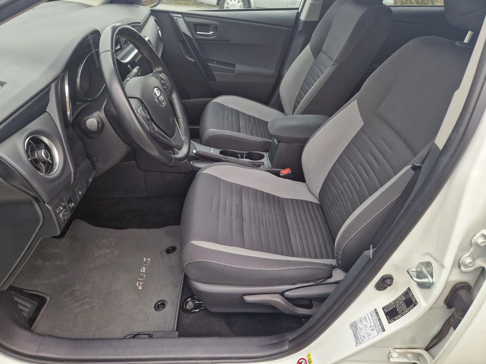 Toyota Auris Design Edition, снимка 10 - Автомобили и джипове - 53829415