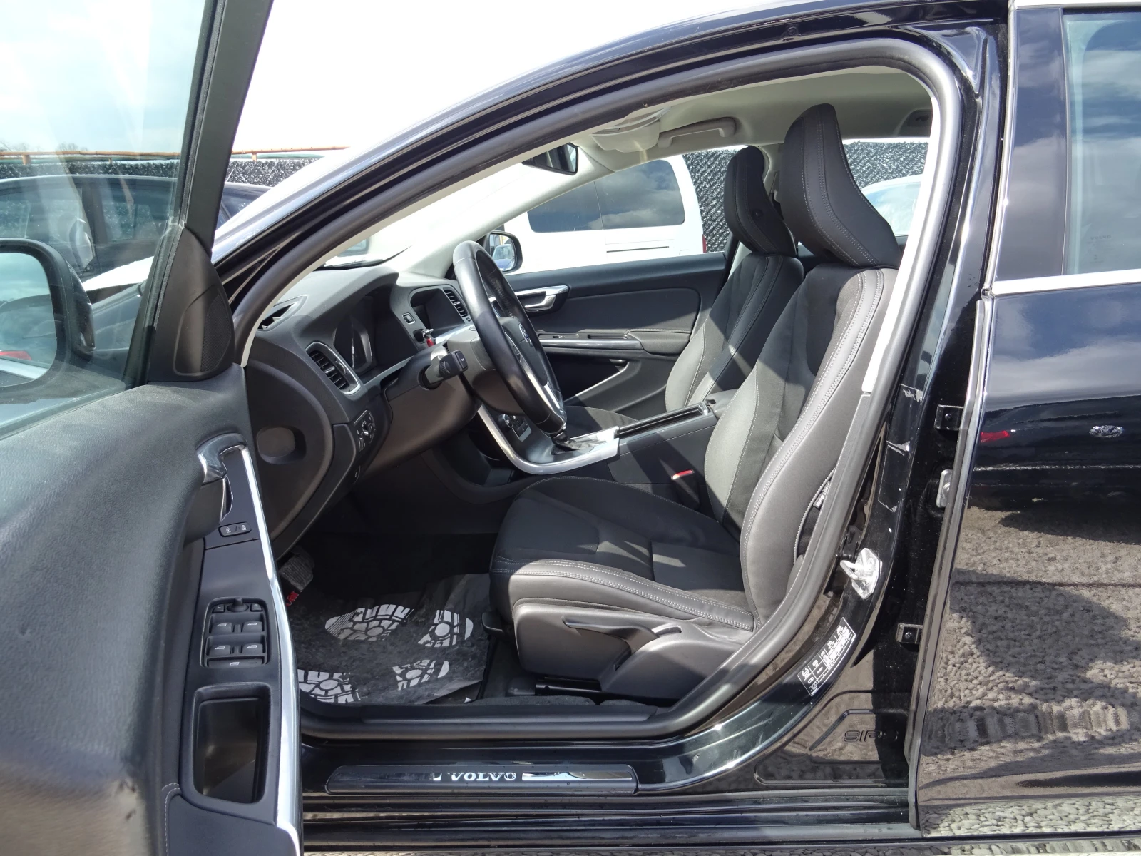 Volvo V60 2.0 D3  Momentum, снимка 10 - Автомобили и джипове - 54629994
