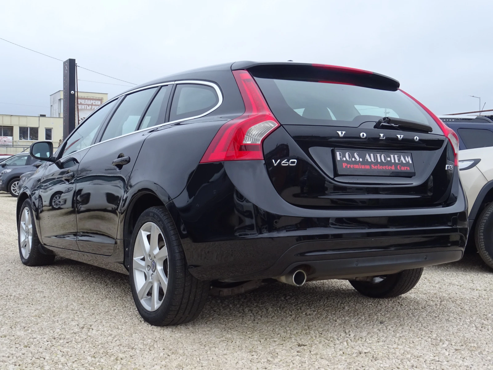 Volvo V60 2.0 D3  Momentum, снимка 3 - Автомобили и джипове - 54629994