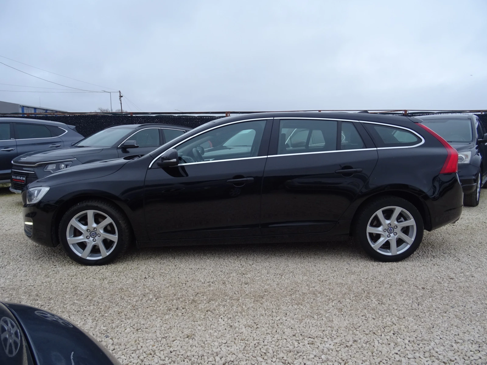 Volvo V60 2.0 D3  Momentum, снимка 2 - Автомобили и джипове - 54629994