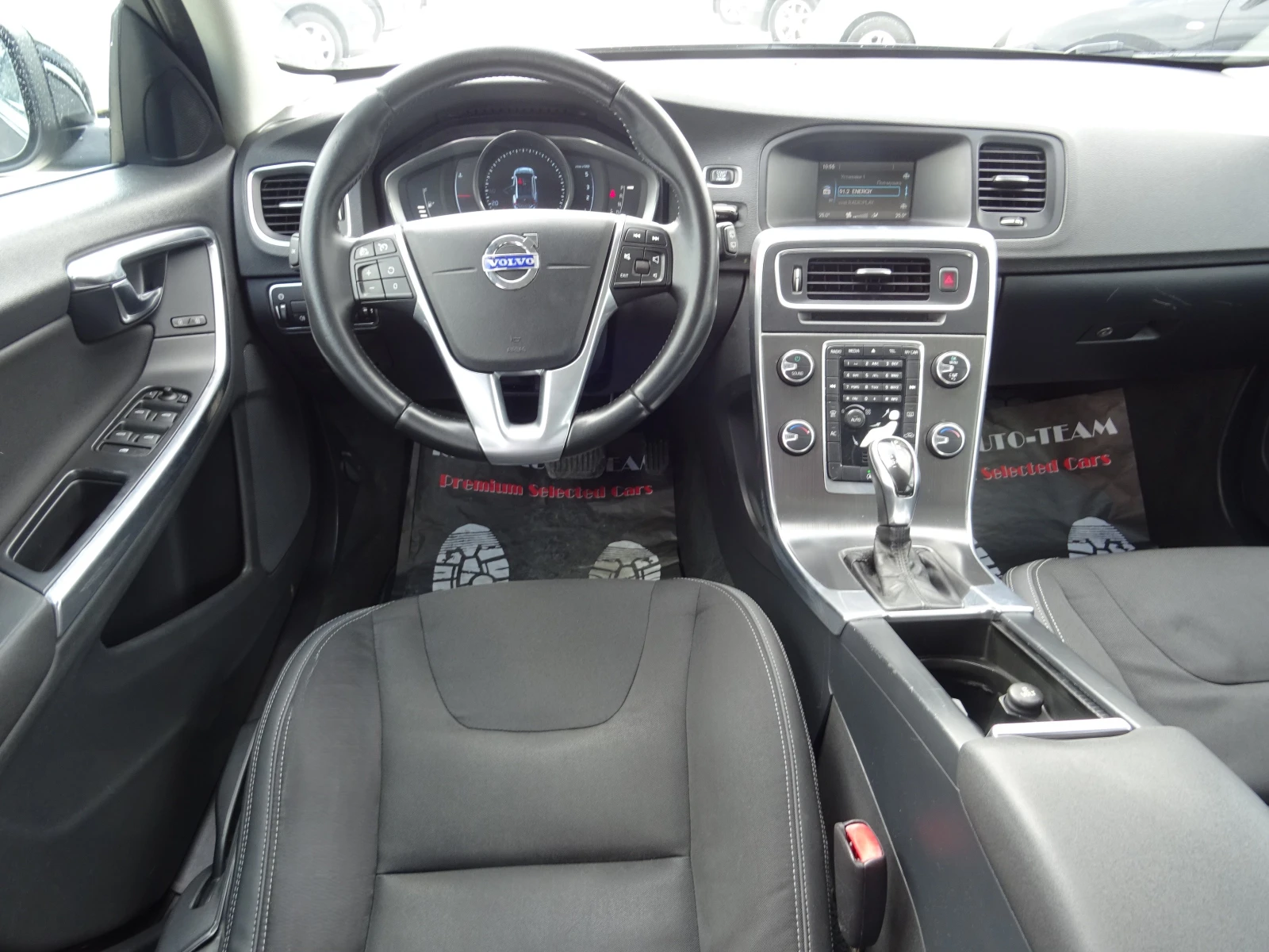 Volvo V60 2.0 D3  Momentum, снимка 12 - Автомобили и джипове - 54629994