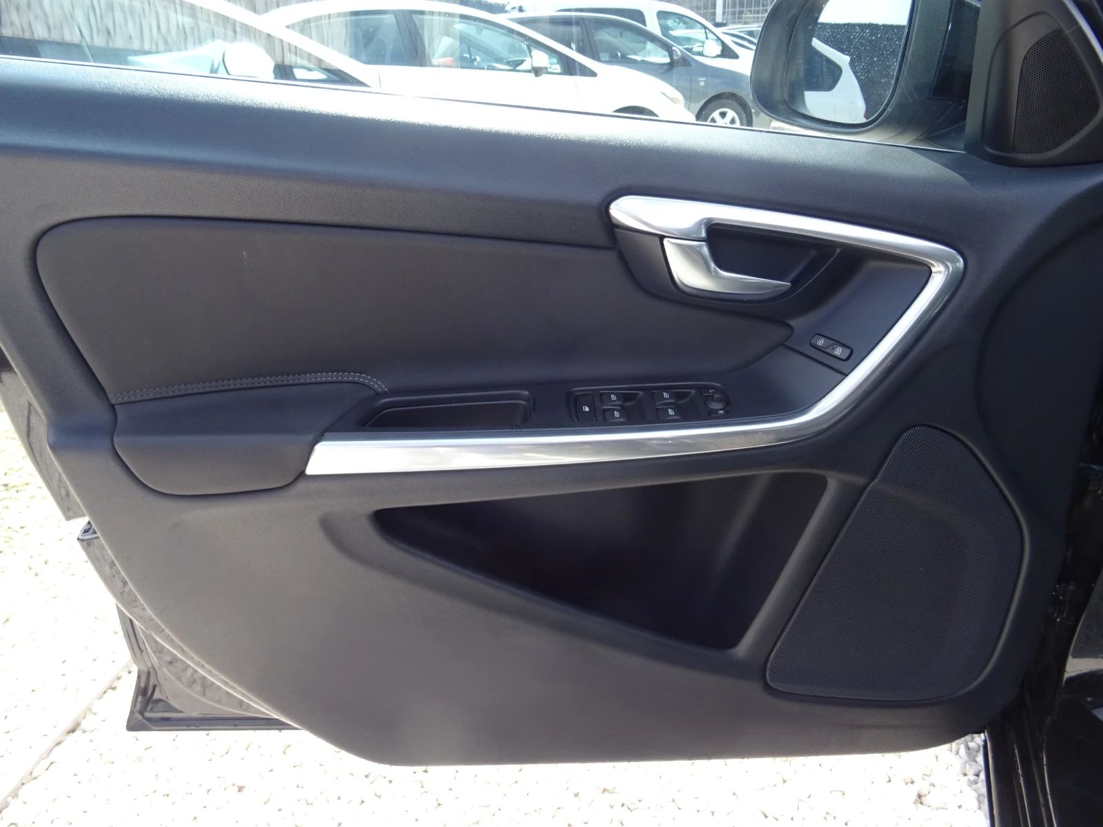 Volvo V60 2.0 D3  Momentum, снимка 8 - Автомобили и джипове - 54629994