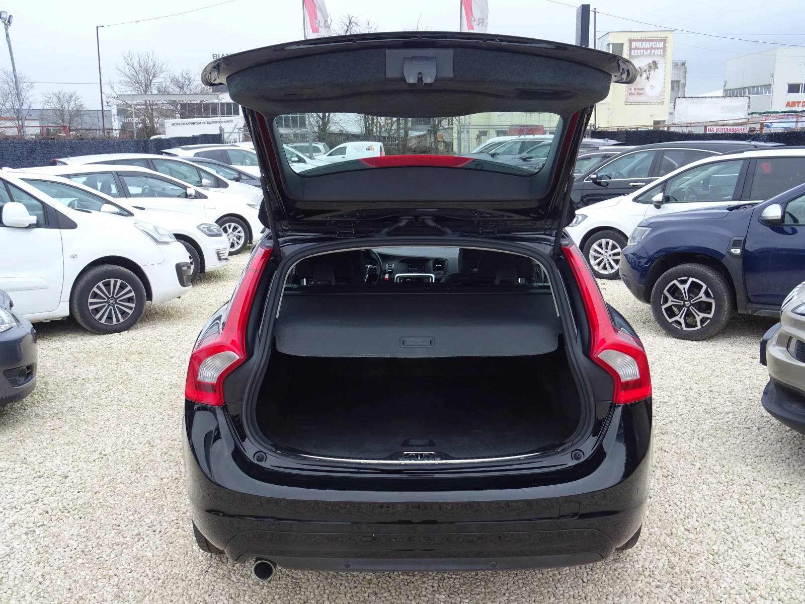 Volvo V60 2.0 D3  Momentum, снимка 4 - Автомобили и джипове - 54629994