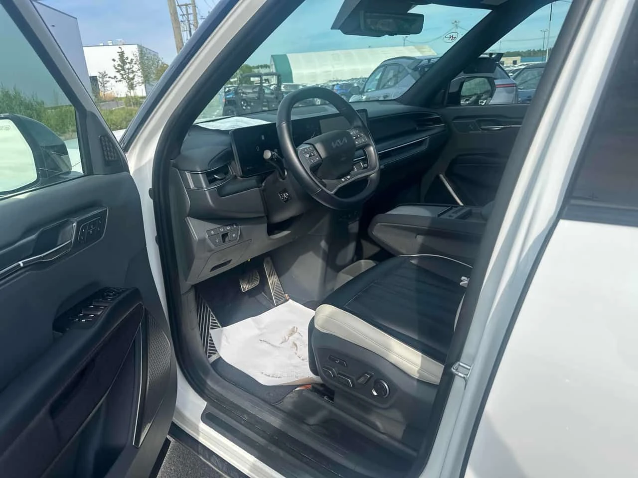 Kia EV9  Land w/GT Line Package AWD * CARFAX  | Mobile.bg � ����������� 5