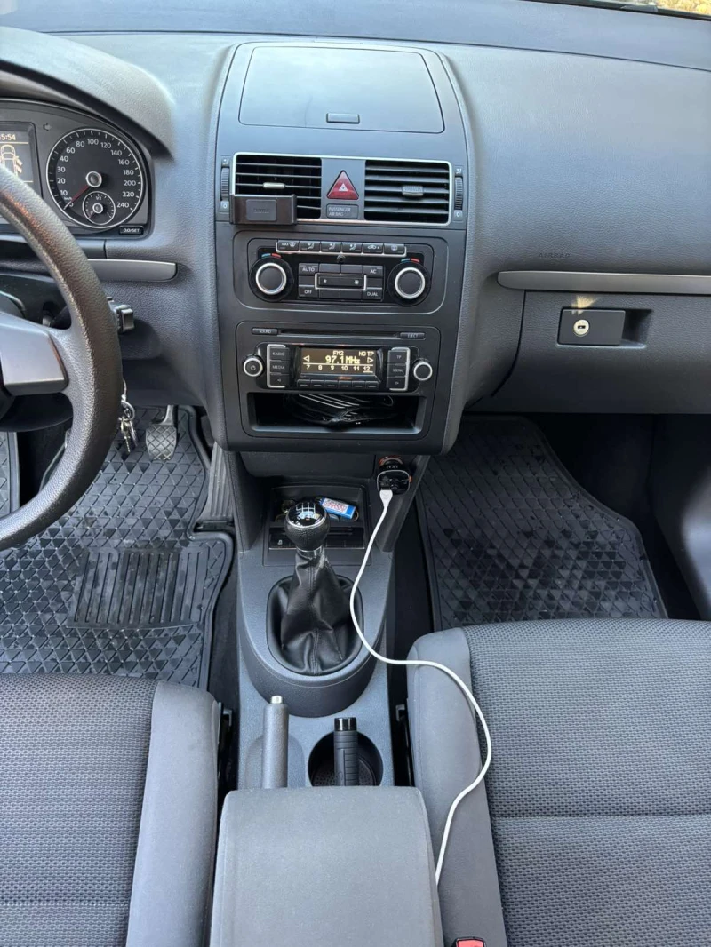 VW Touran, снимка 11 - Автомобили и джипове - 52371450