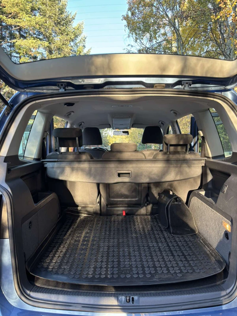 VW Touran, снимка 7 - Автомобили и джипове - 52371450