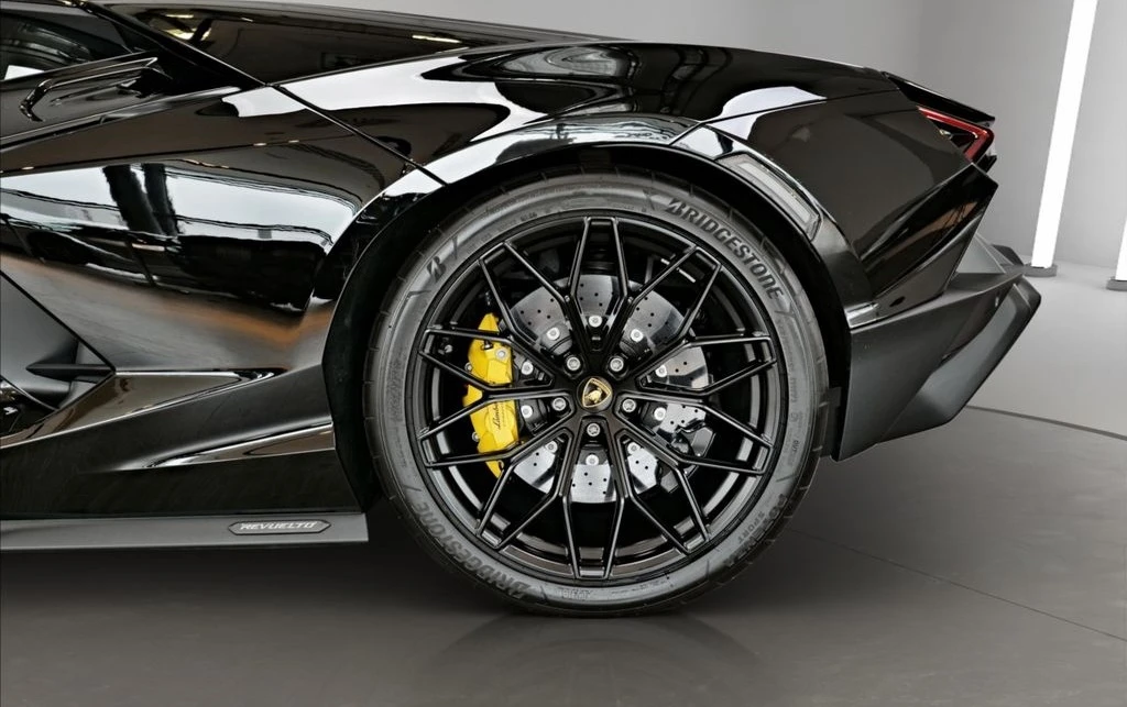 Lamborghini Revuelto  - изображение 7