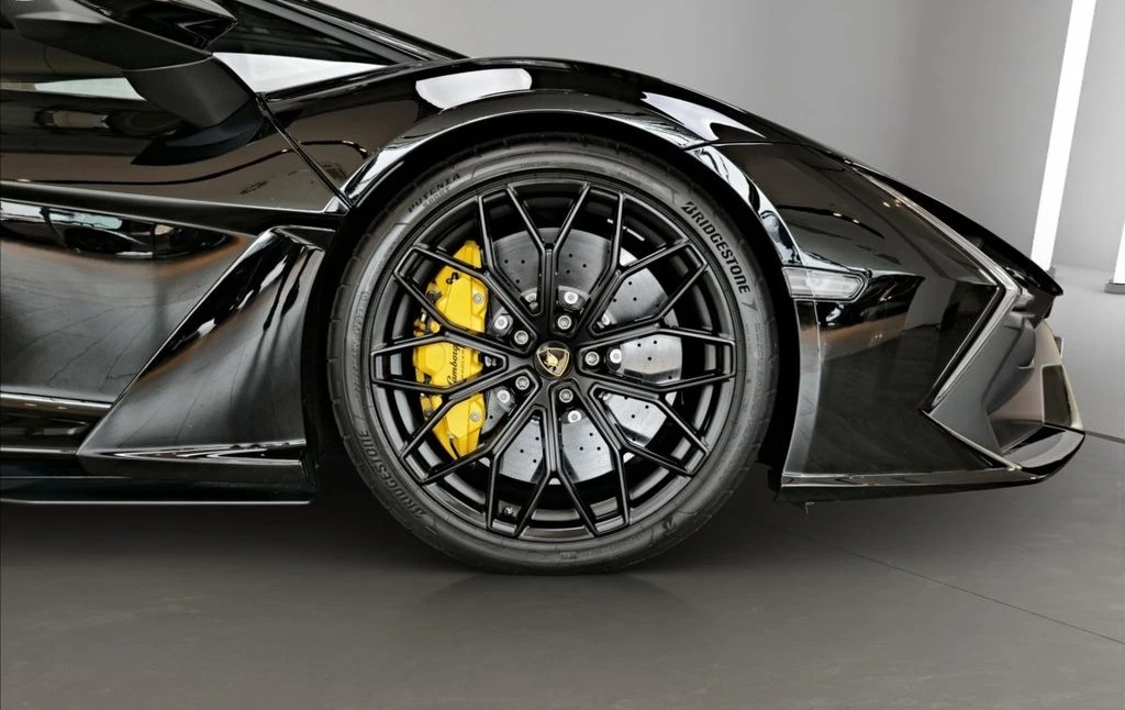 Lamborghini Revuelto  - изображение 3