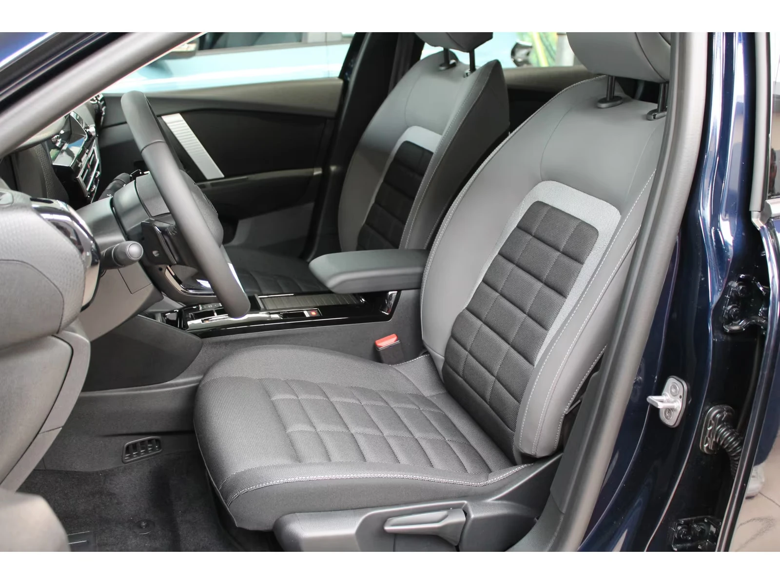 Citroen C4 Hybrid/145 ë-DCS6/Plus/136HP/CAM/ГАРАНЦИЯ/НОВ, снимка 7 - Автомобили и джипове - 54749627