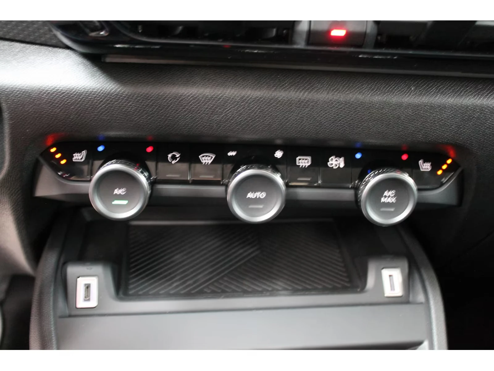 Citroen C4 Hybrid/145 ë-DCS6/Plus/136HP/CAM/ГАРАНЦИЯ/НОВ, снимка 9 - Автомобили и джипове - 54749627