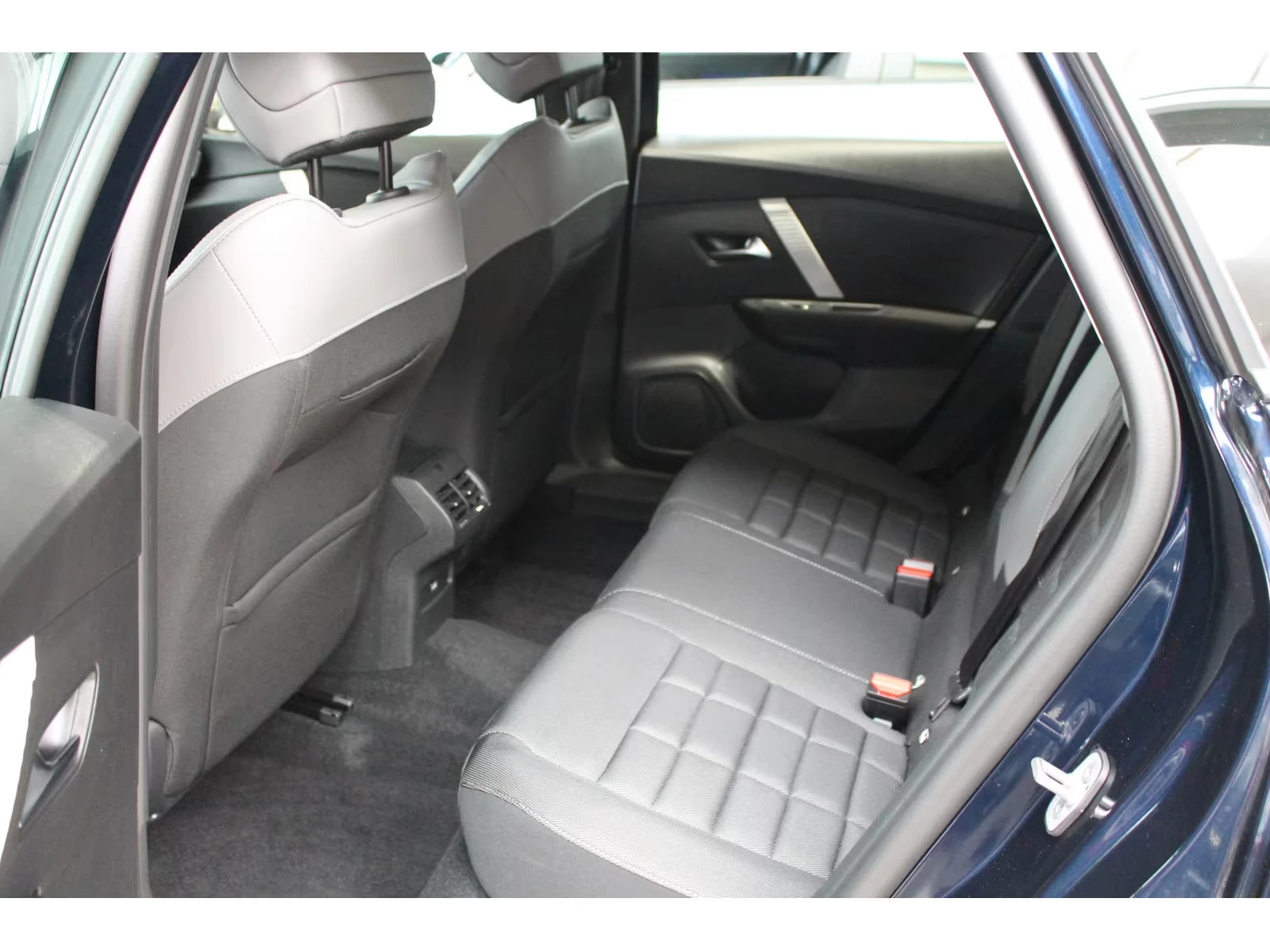 Citroen C4 Hybrid/145 ë-DCS6/Plus/136HP/CAM/ГАРАНЦИЯ/НОВ, снимка 8 - Автомобили и джипове - 54749627