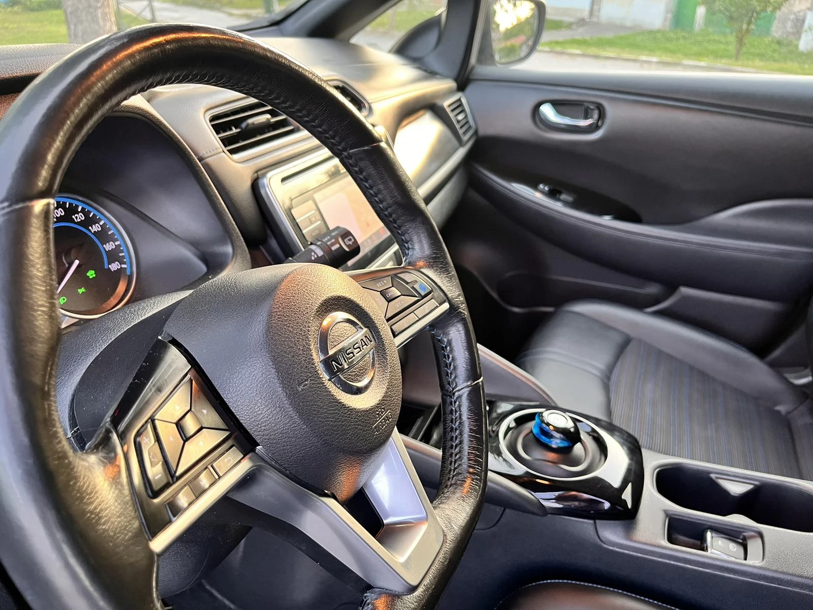 Nissan Leaf  BOSE | ProPILOT | 360  Камери | Кожа, снимка 7 - Автомобили и джипове - 55480079