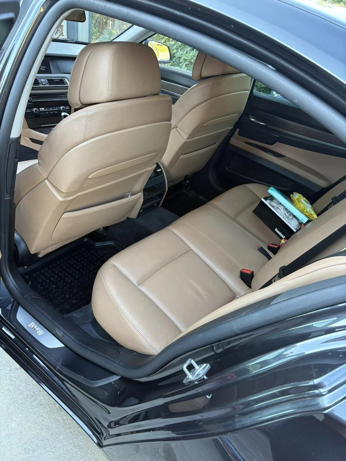 BMW 740 X Drive / Distronic / Keyless , снимка 9 - Автомобили и джипове - 56144771