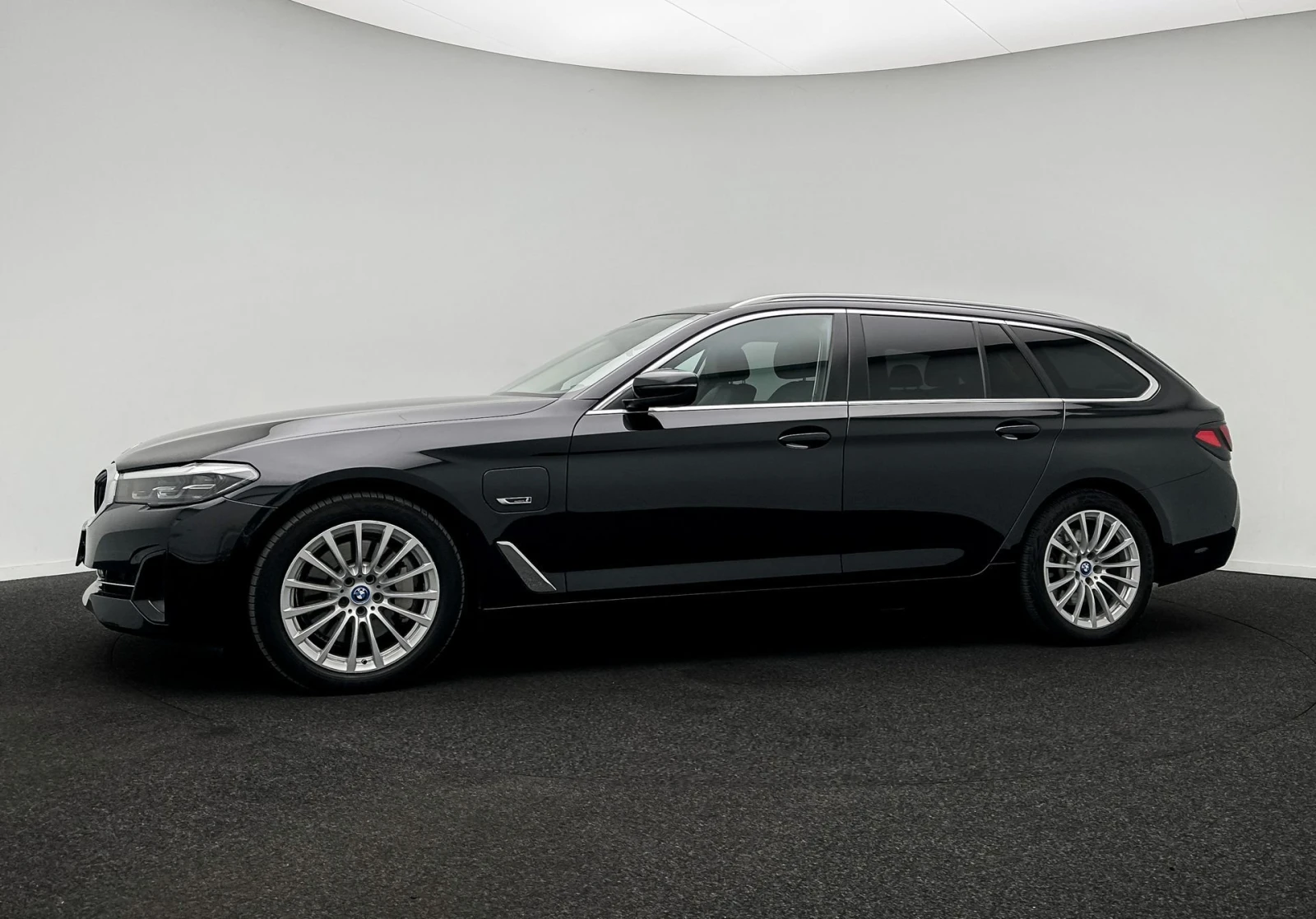 BMW 520 e Lounge Plug-in Hybrid, снимка 3 - Автомобили и джипове - 56375057