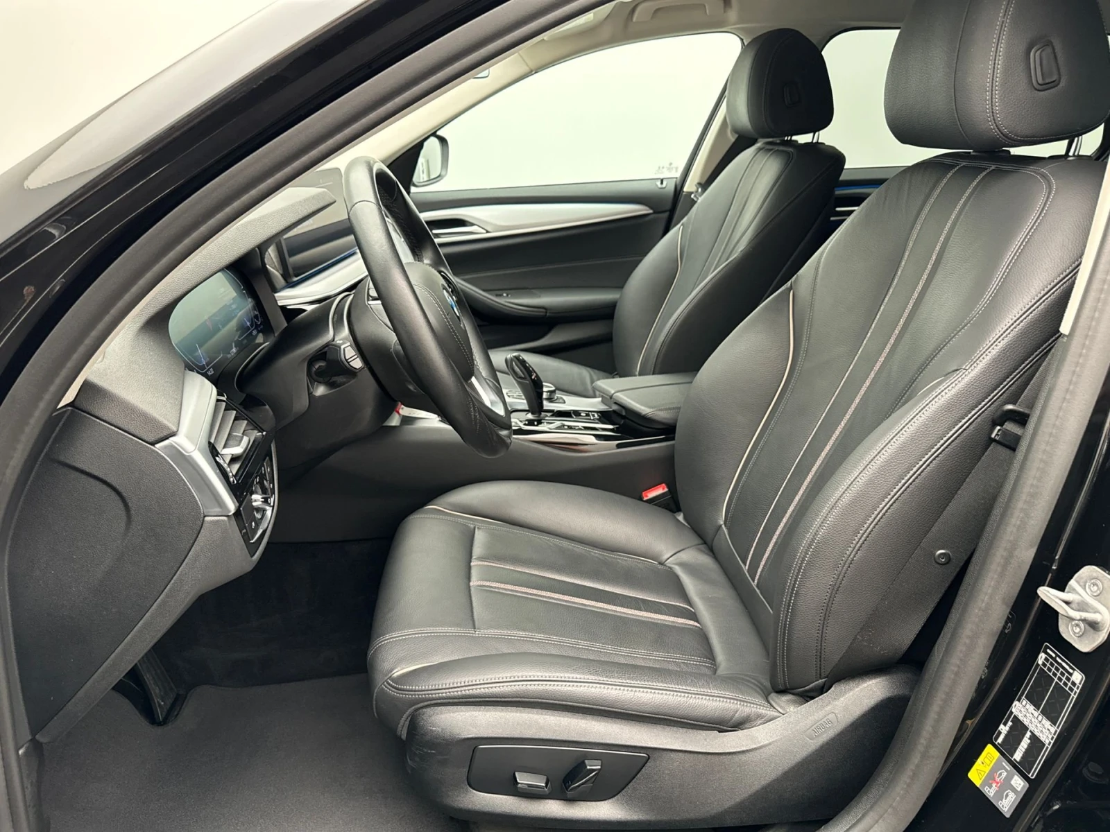 BMW 520 e Lounge Plug-in Hybrid, снимка 8 - Автомобили и джипове - 56375057