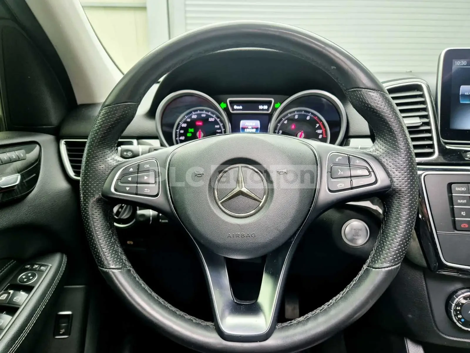 Mercedes-Benz GLE 350 4MATIC AMG PKG| ПОДГРЕ| KEYLESS| LANE ASSIST, снимка 10 - Автомобили и джипове - 54060132