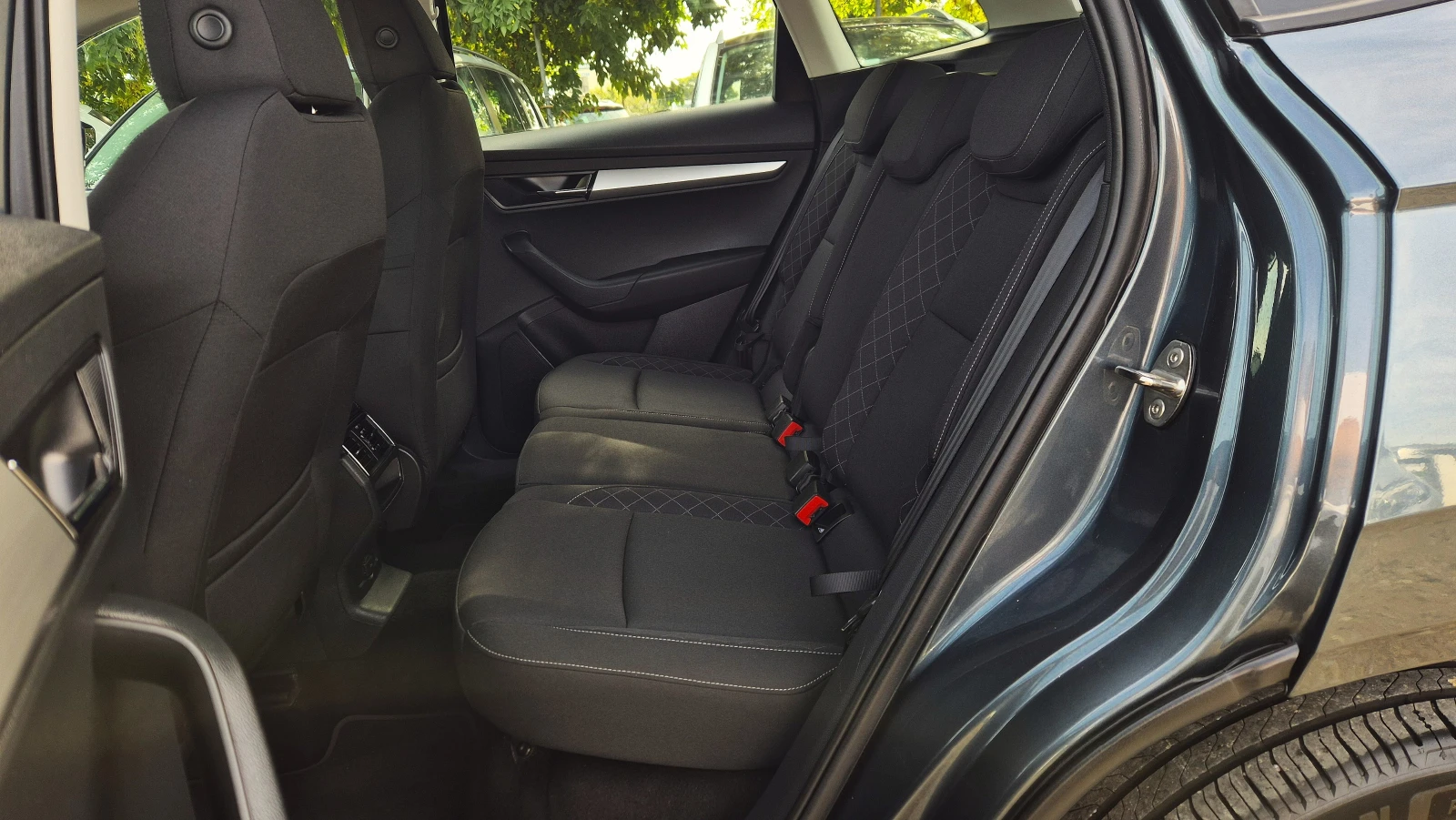 Skoda Karoq 90 584 КМ. / ДИСТРОНИК / КАМЕРА, снимка 9 - Автомобили и джипове - 56108184