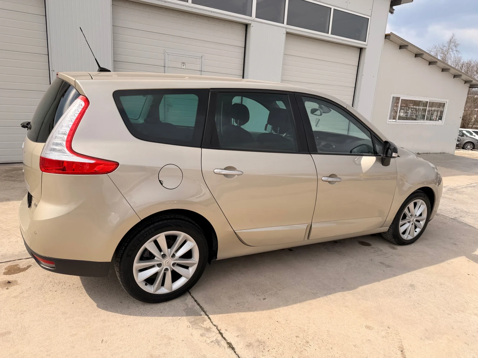 Renault Scenic 1.9dci 131k.c * Navi* 7 mesta* UNIKAT* , снимка 14 - Автомобили и джипове - 53968575