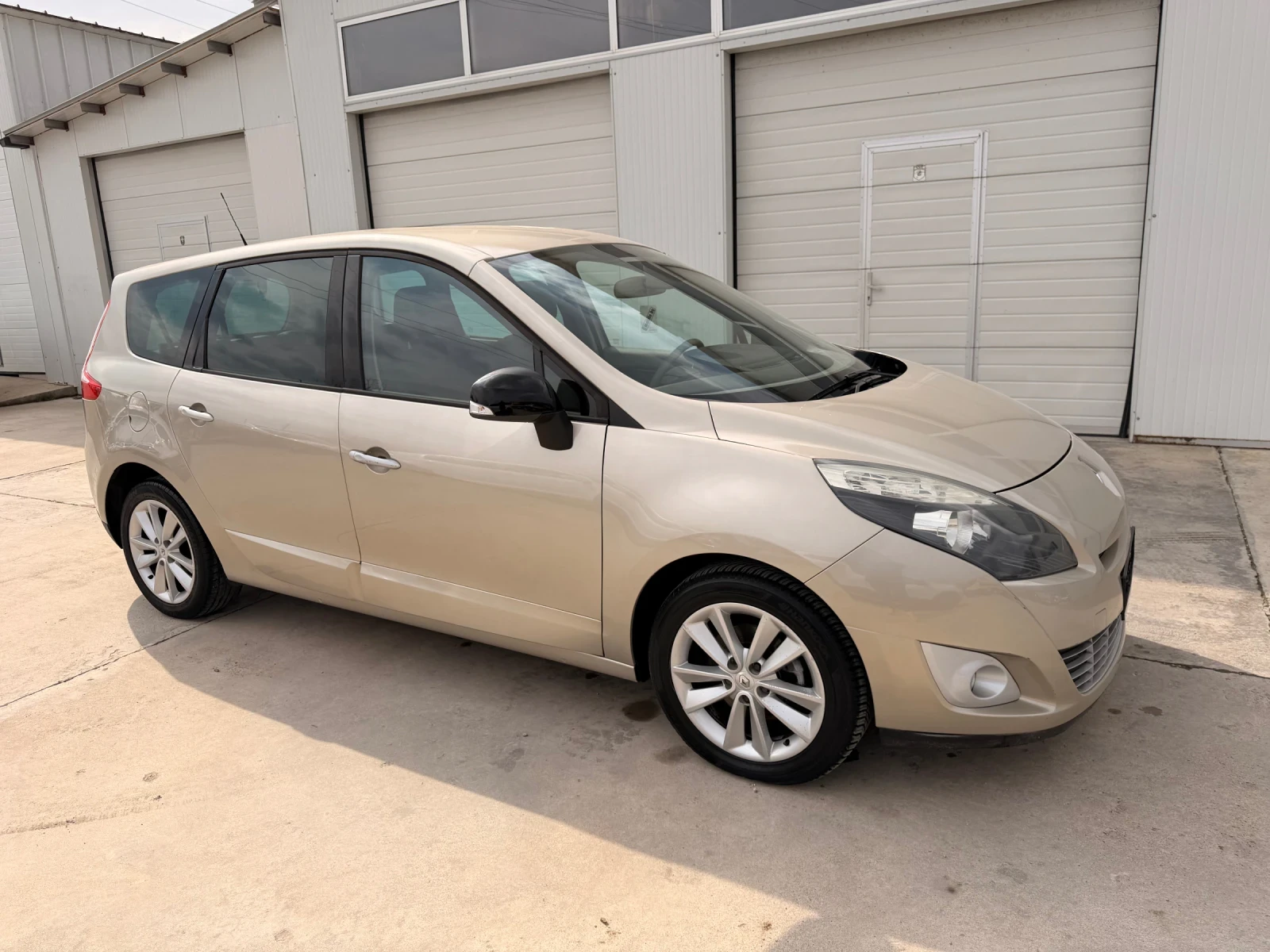 Renault Scenic 1.9dci 131k.c * Navi* 7 mesta* UNIKAT* , снимка 13 - Автомобили и джипове - 53968575
