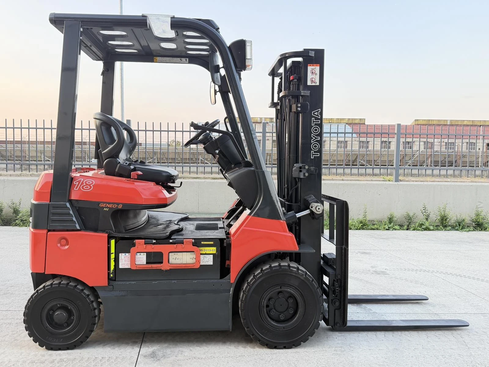 Електрокар Toyota 1.8 тона* ИЗРАВНИТЕЛ* ПРОВЕРЕНА БАТЕРИЯ* , снимка 6 - Индустриална техника - 55831612