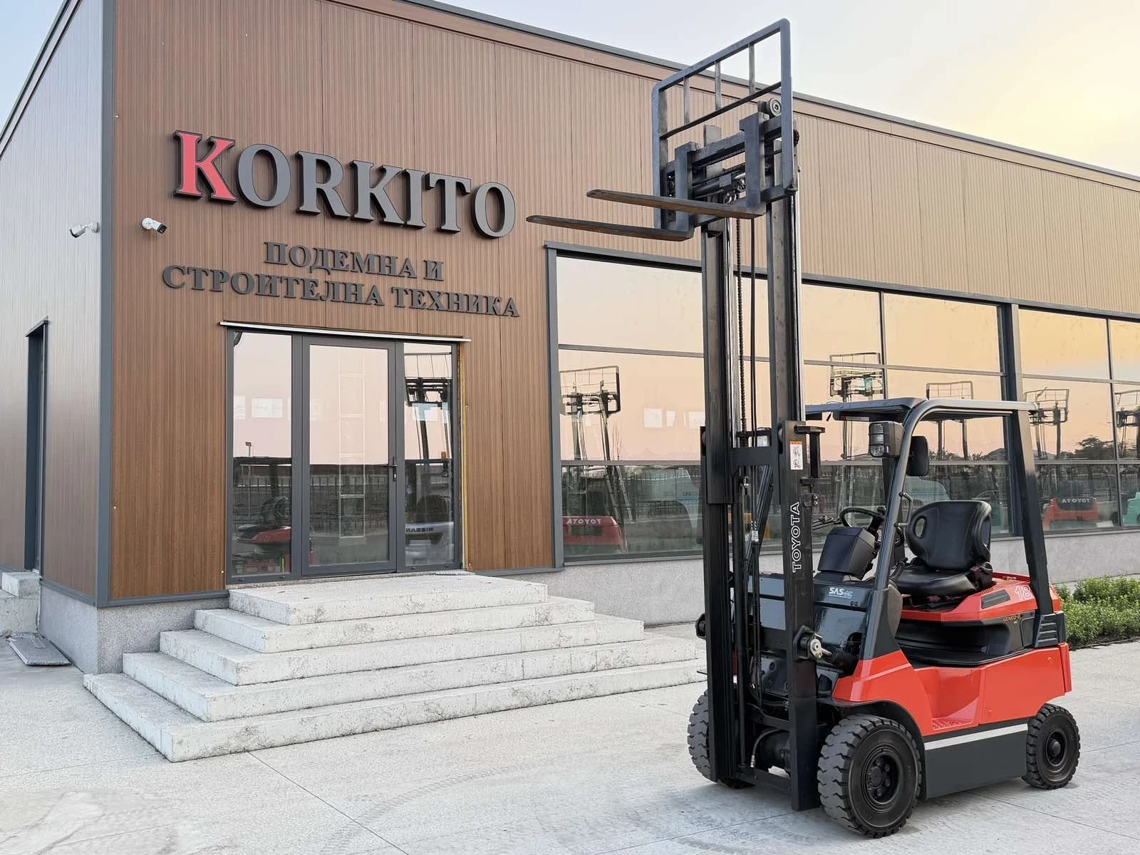 Електрокар Toyota 1.8 тона* ИЗРАВНИТЕЛ* ПРОВЕРЕНА БАТЕРИЯ* , снимка 13 - Индустриална техника - 55831612