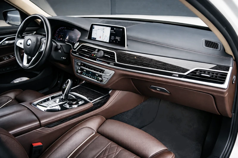 BMW 750 xDrive | В Гаранция | Full Екстри, снимка 12 - Автомобили и джипове - 53404063