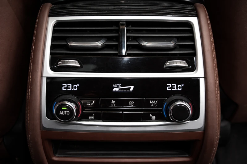 BMW 750 xDrive | В Гаранция | Full Екстри, снимка 16 - Автомобили и джипове - 53404063